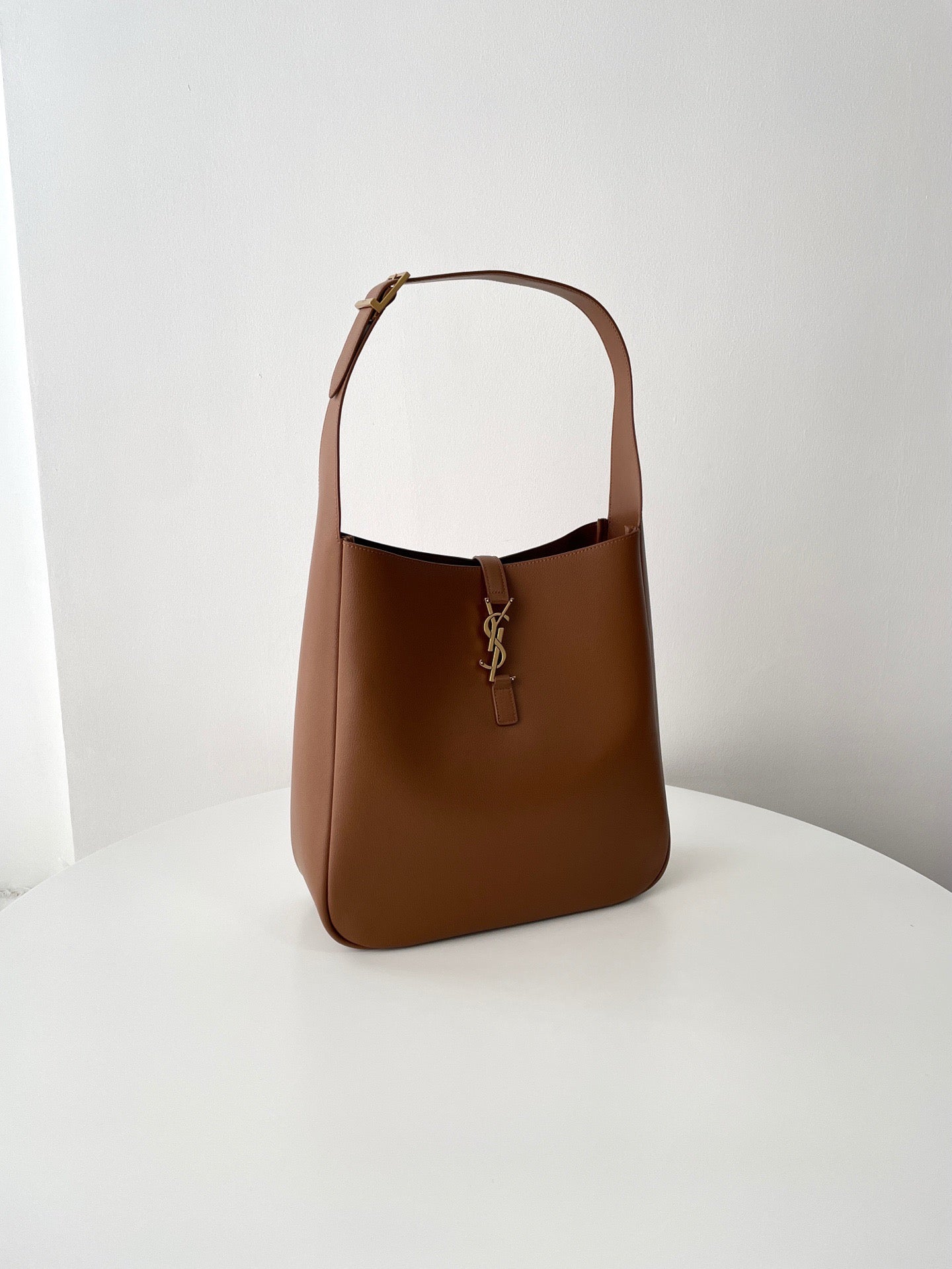 생로랑 LE 5À7 서플 라지 그레인 레더