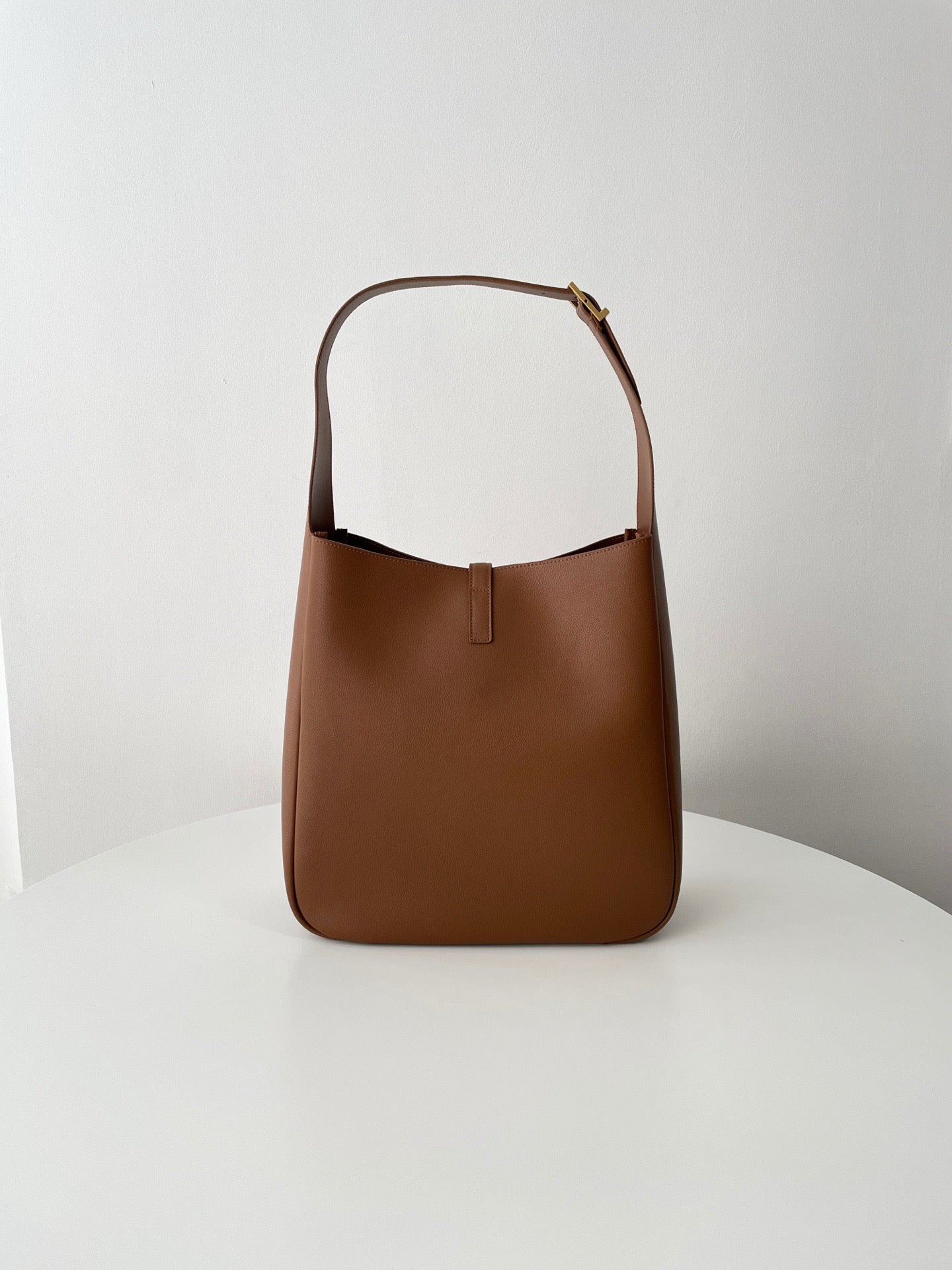 생로랑 LE 5À7 서플 라지 그레인 레더