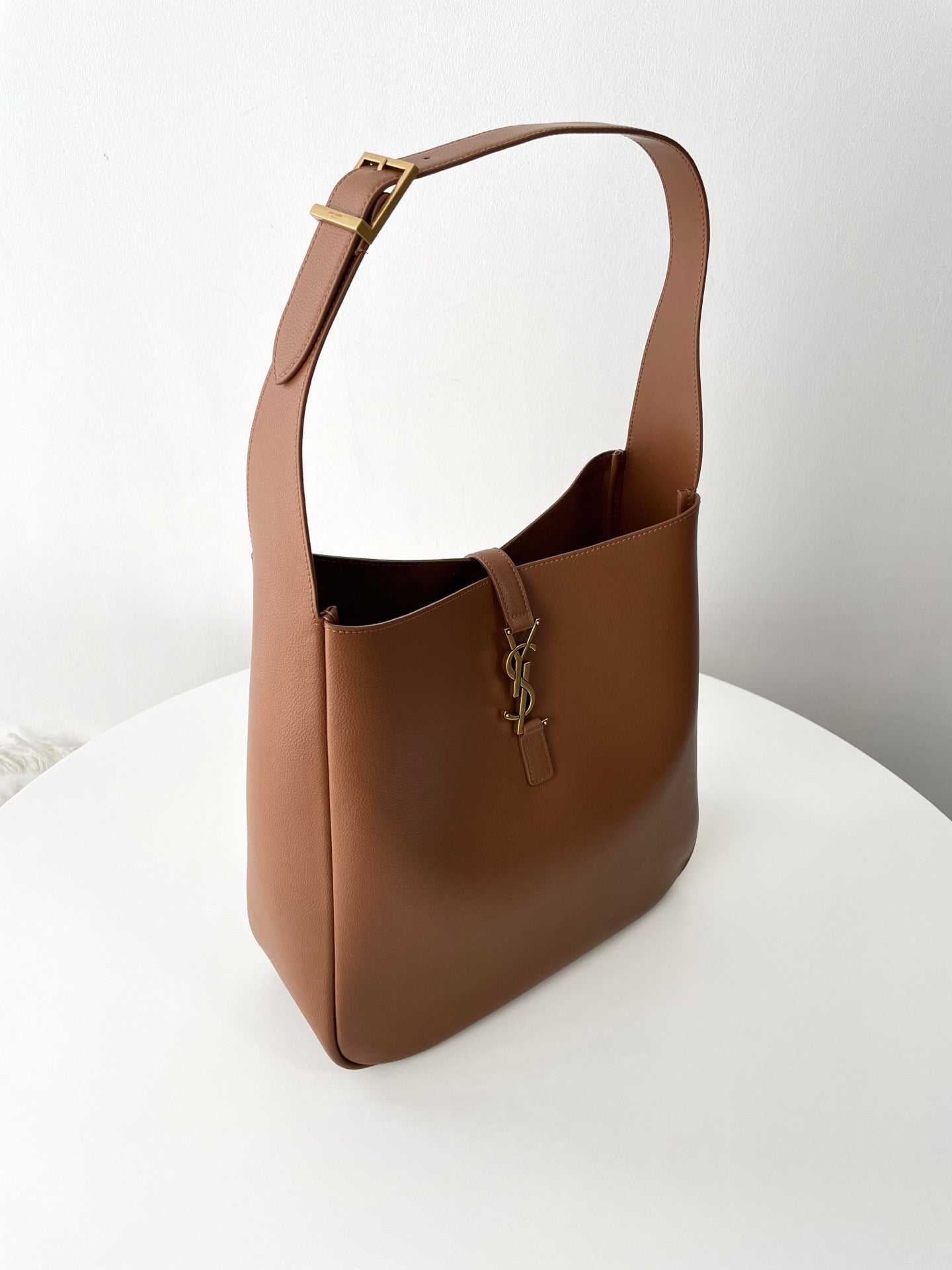 생로랑 LE 5À7 서플 라지 그레인 레더