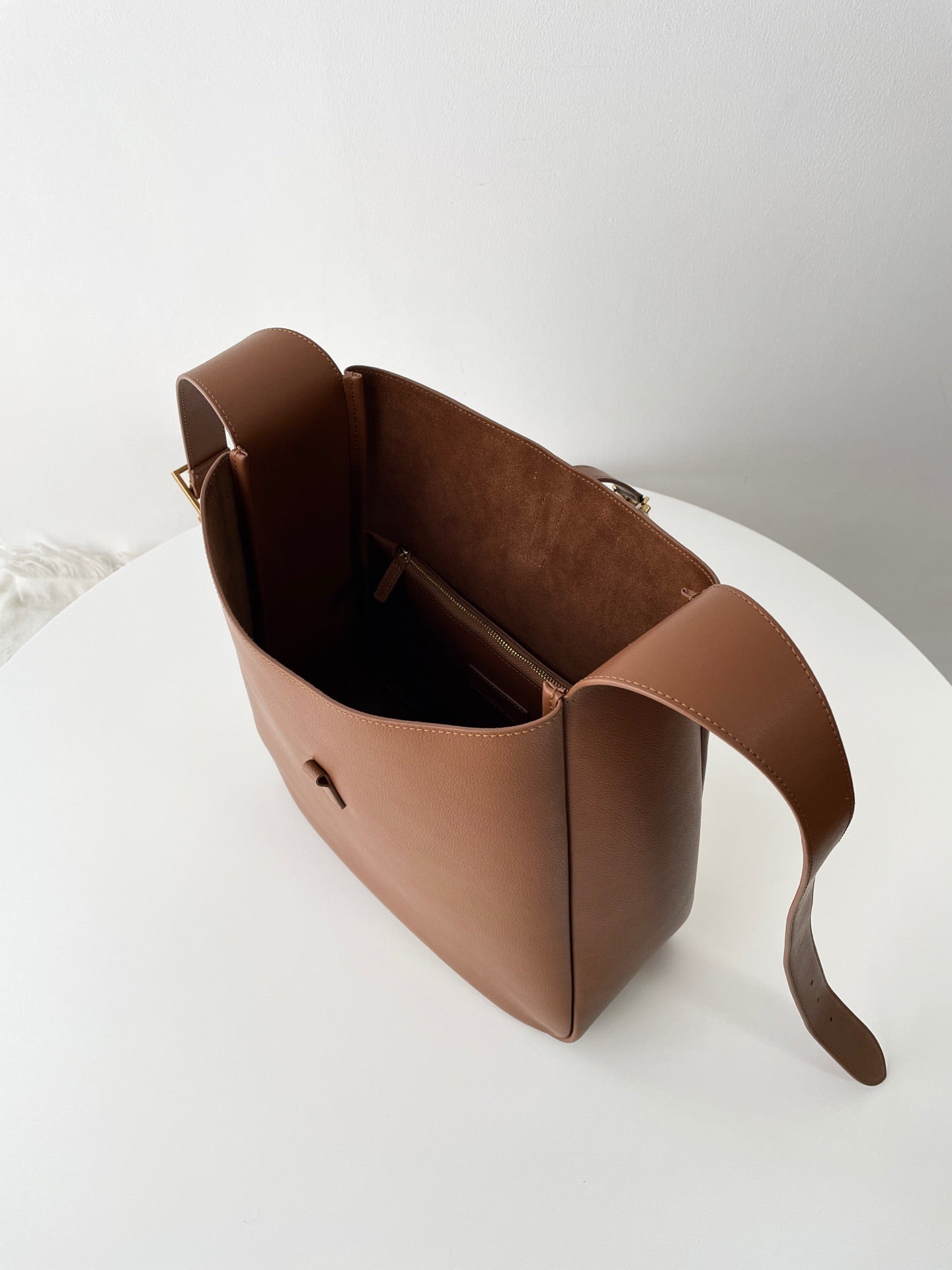 생로랑 LE 5À7 서플 라지 그레인 레더