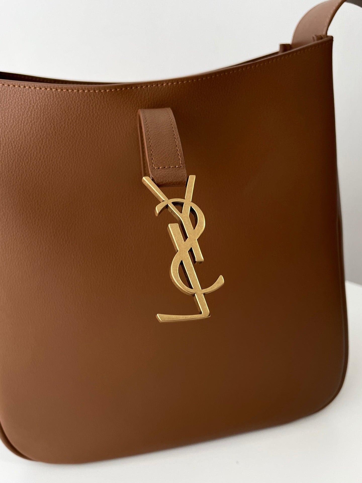 생로랑 LE 5À7 서플 라지 그레인 레더