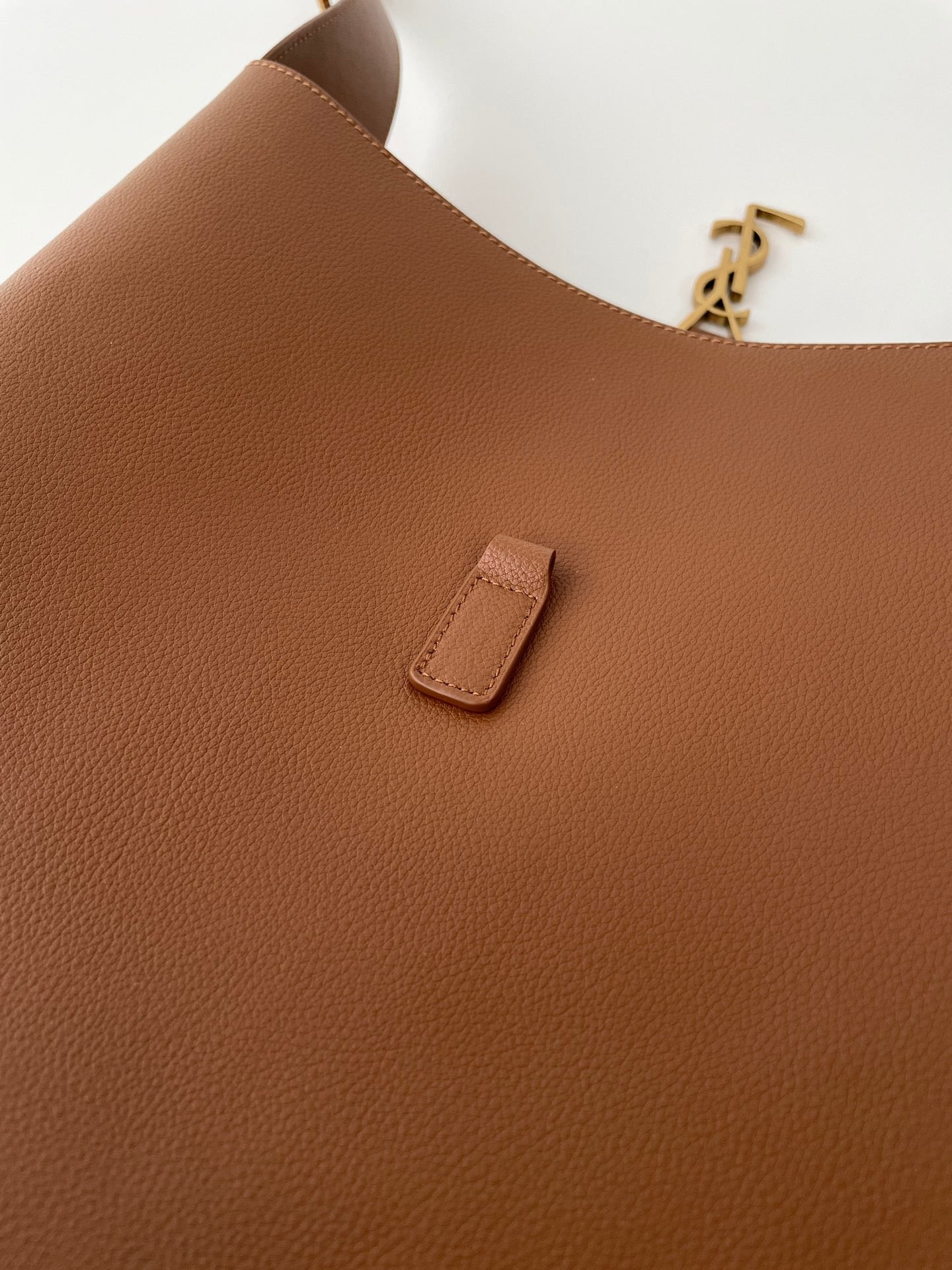 생로랑 LE 5À7 서플 라지 그레인 레더