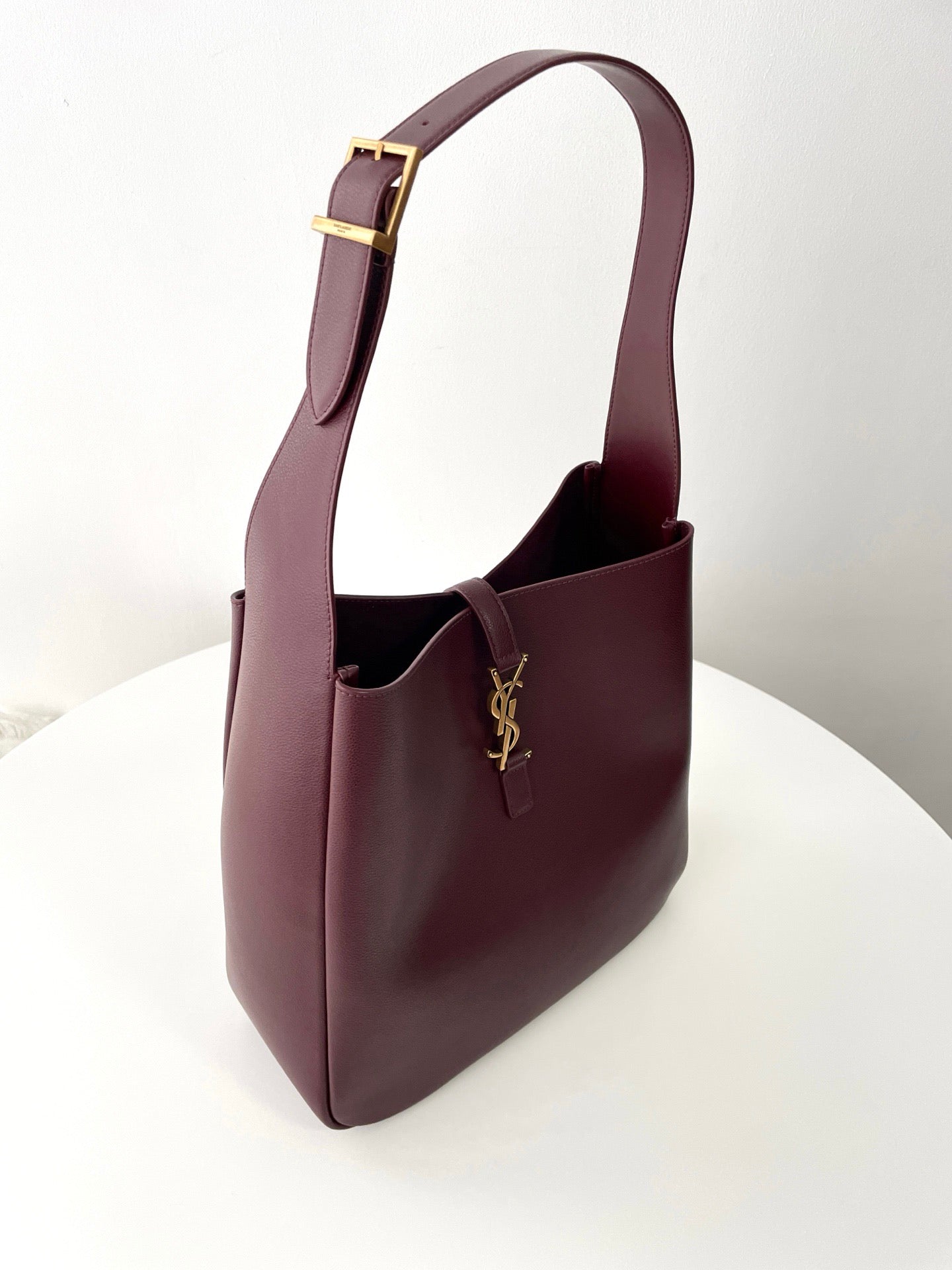 생로랑 LE 5À7 서플 라지 그레인 레더