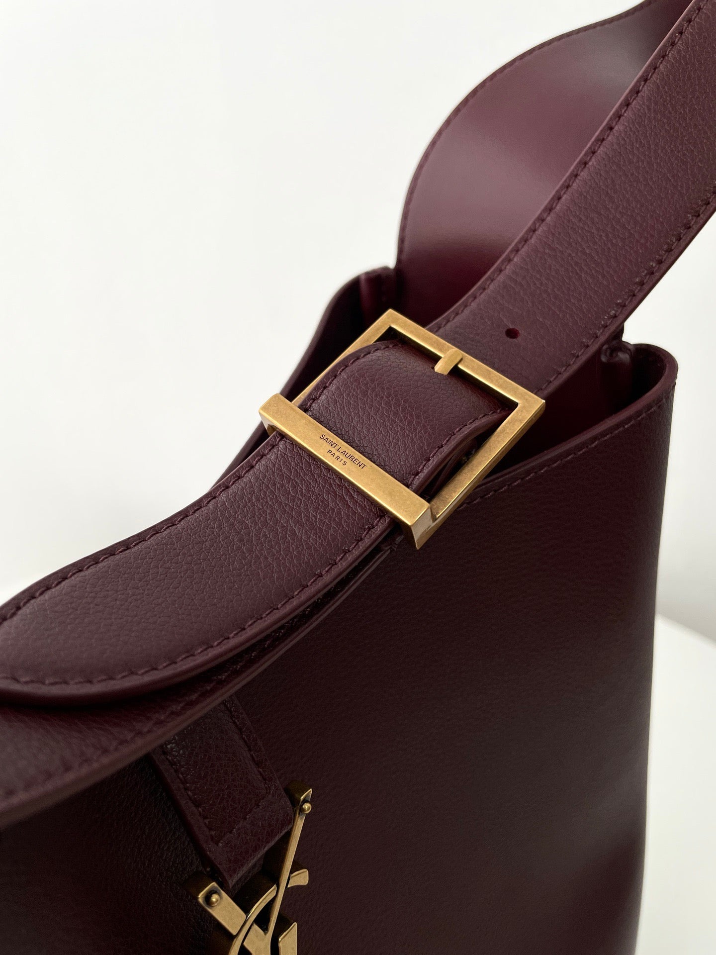 생로랑 LE 5À7 서플 라지 그레인 레더