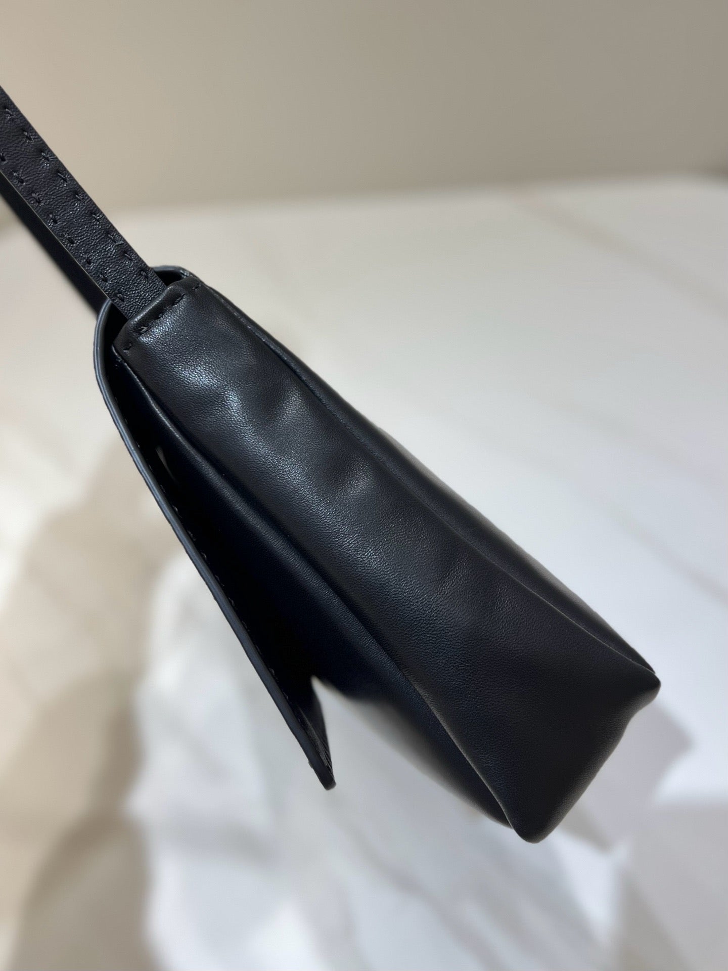 더로우 뉘앙스 레더 숄더백