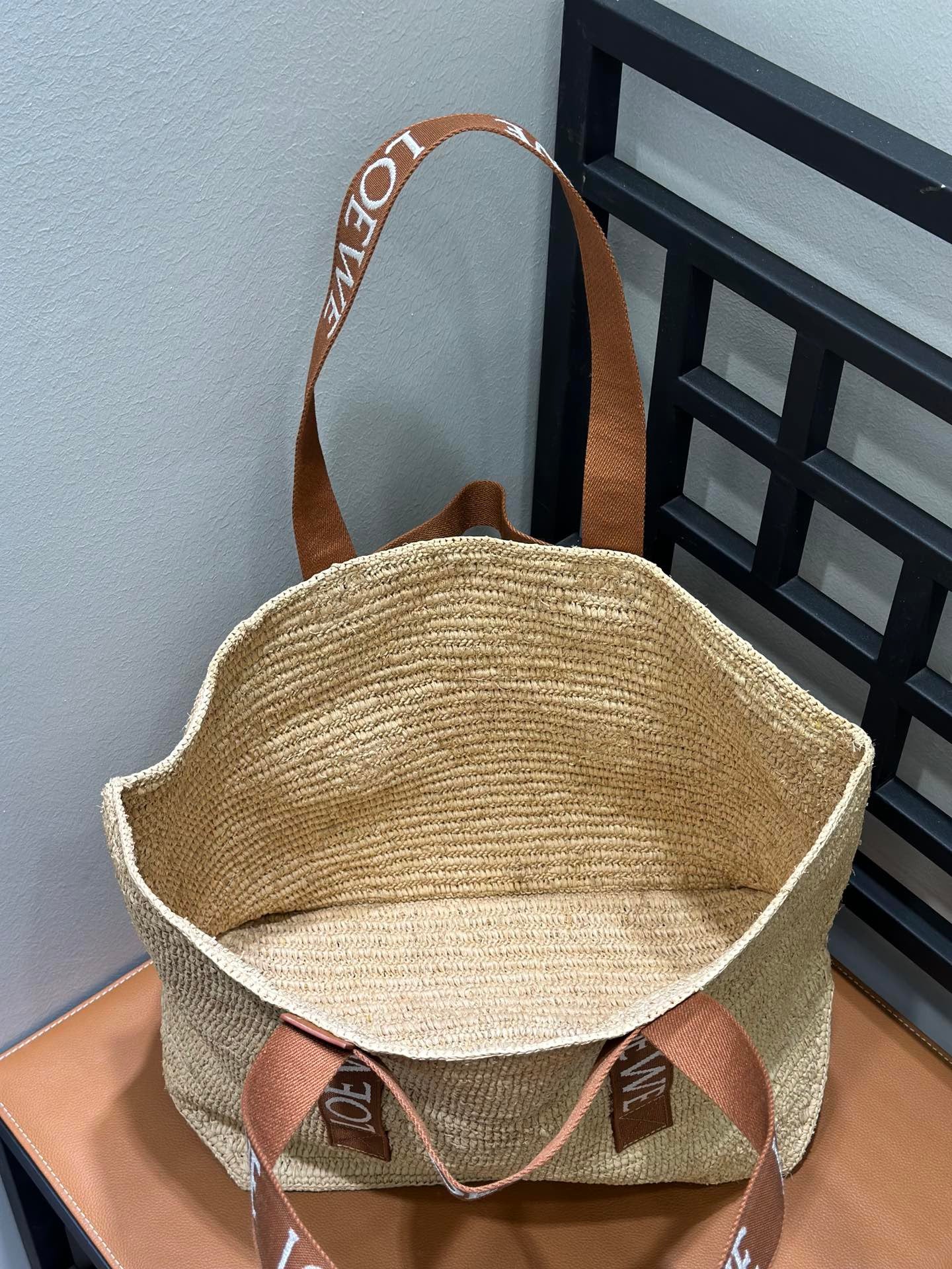 로에베 바스켓백 레더 스트랩 미디움