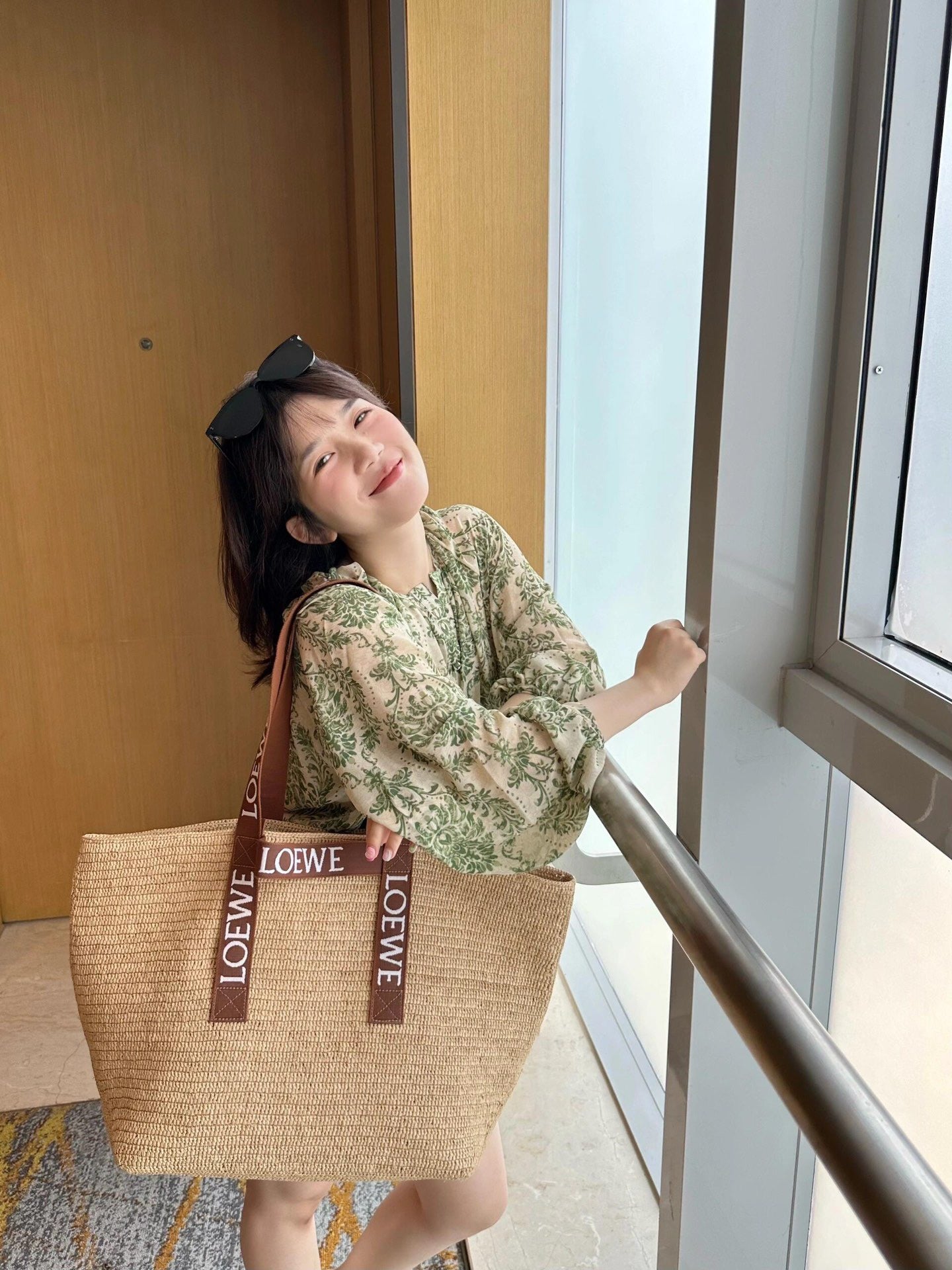 로에베 바스켓백 레더 스트랩 미디움