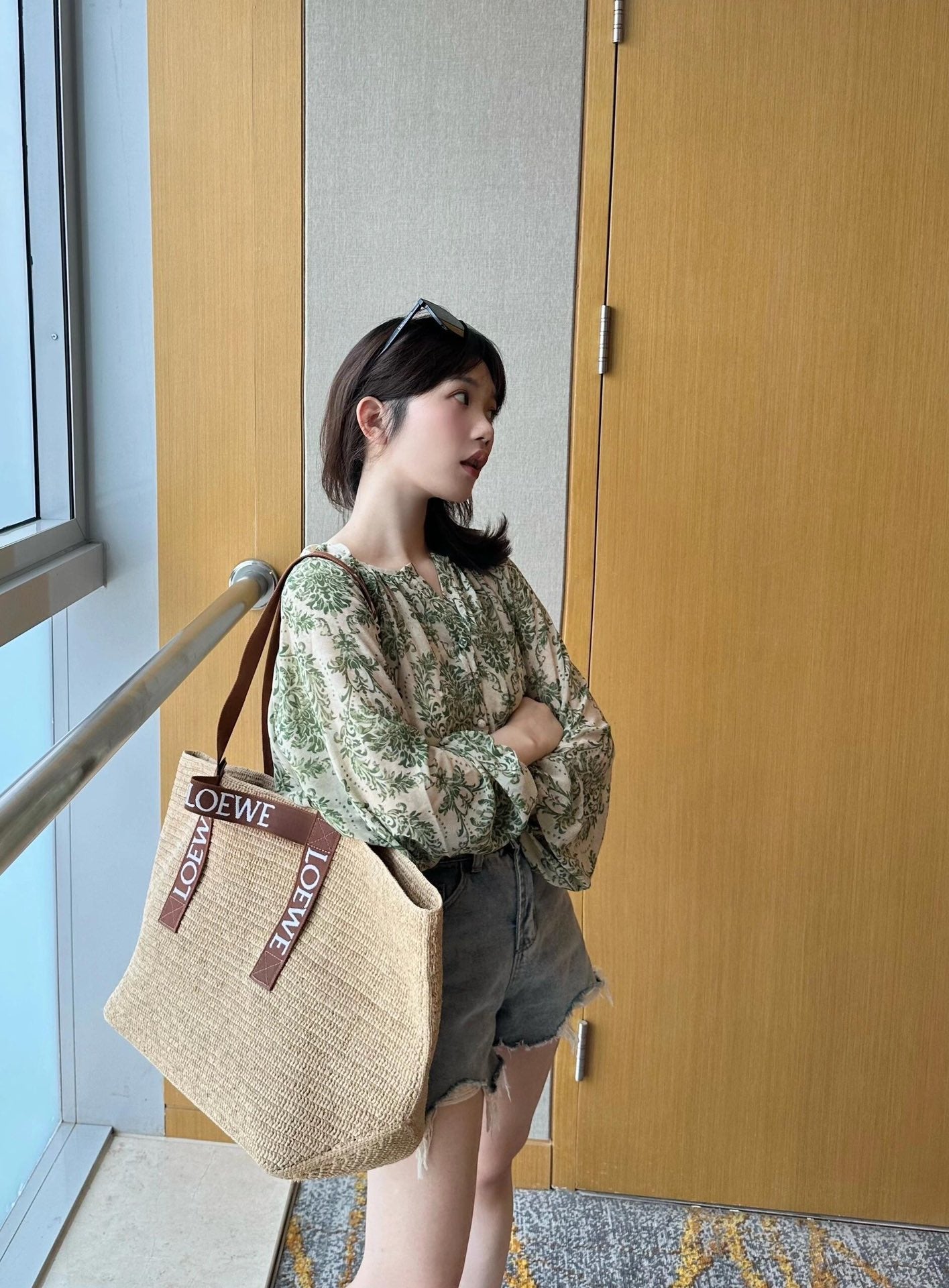 로에베 바스켓백 레더 스트랩 미디움