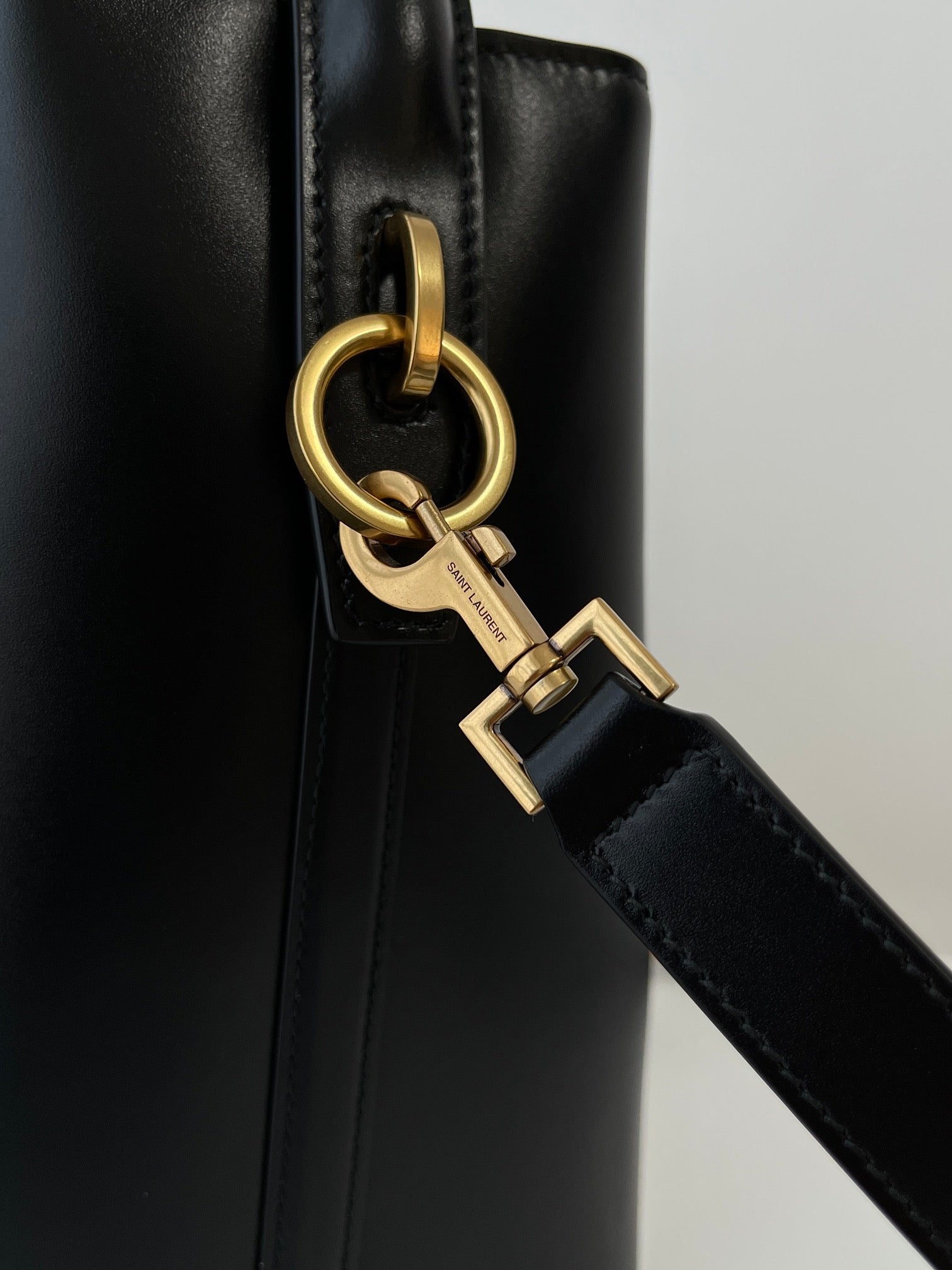 생로랑 LE 37 버킷백 미디움