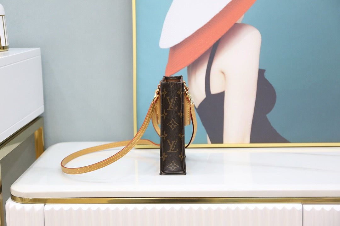 루이비통 쁘띠 삭 플라 크로스백