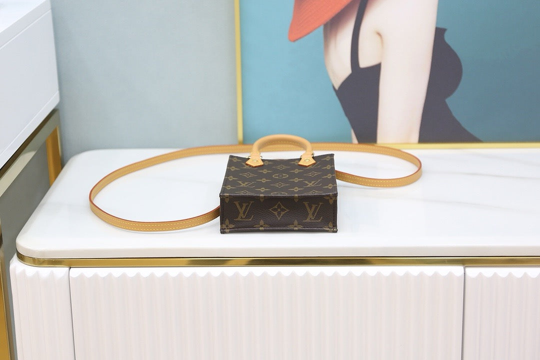 루이비통 쁘띠 삭 플라 크로스백