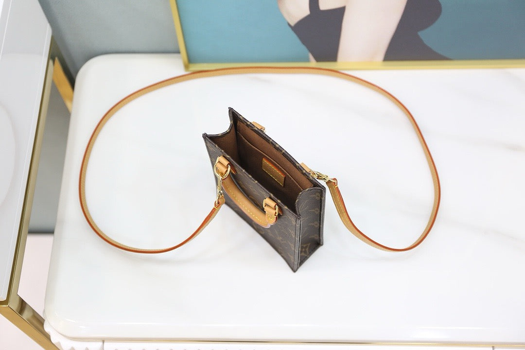 루이비통 쁘띠 삭 플라 크로스백