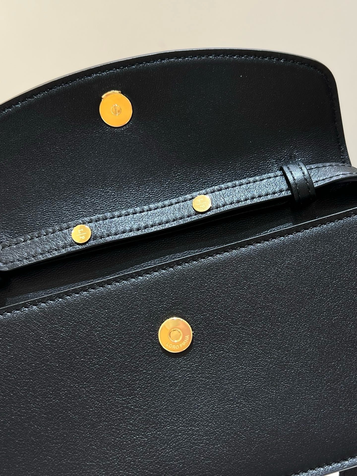 로로피아나 엑스트라 포쉐트 미니백