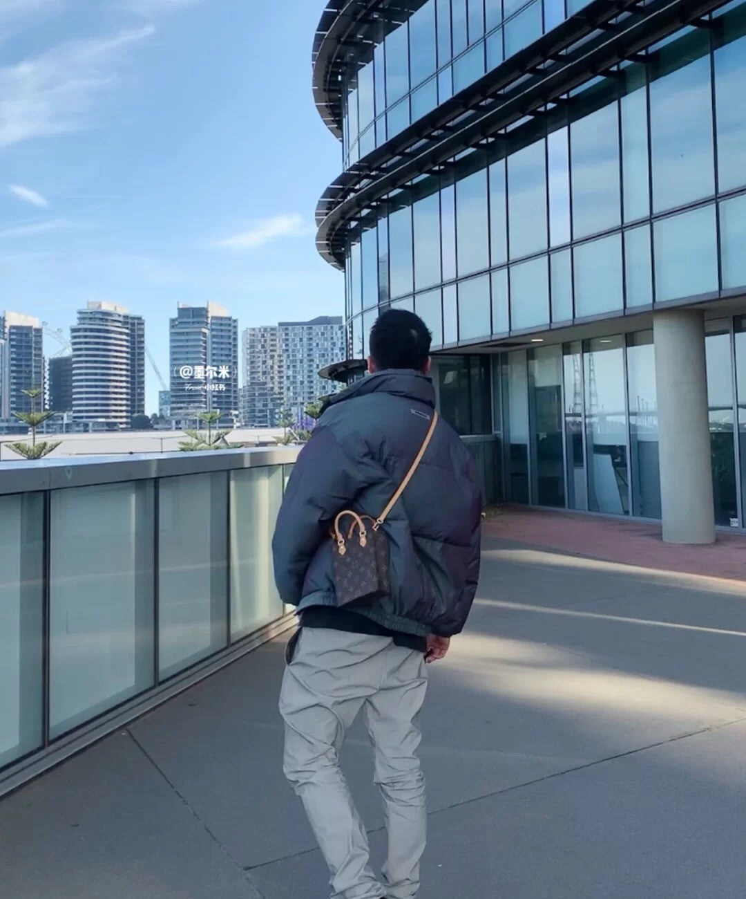 루이비통 쁘띠 삭 플라 크로스백