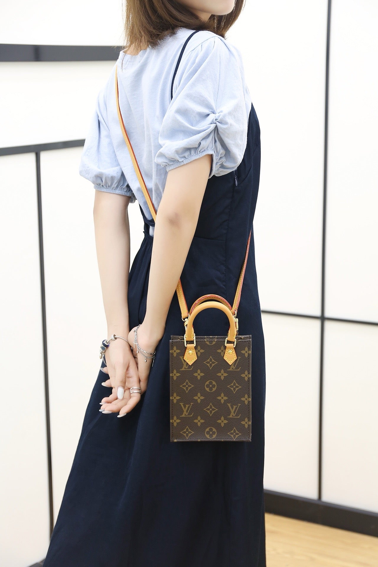 루이비통 쁘띠 삭 플라 크로스백