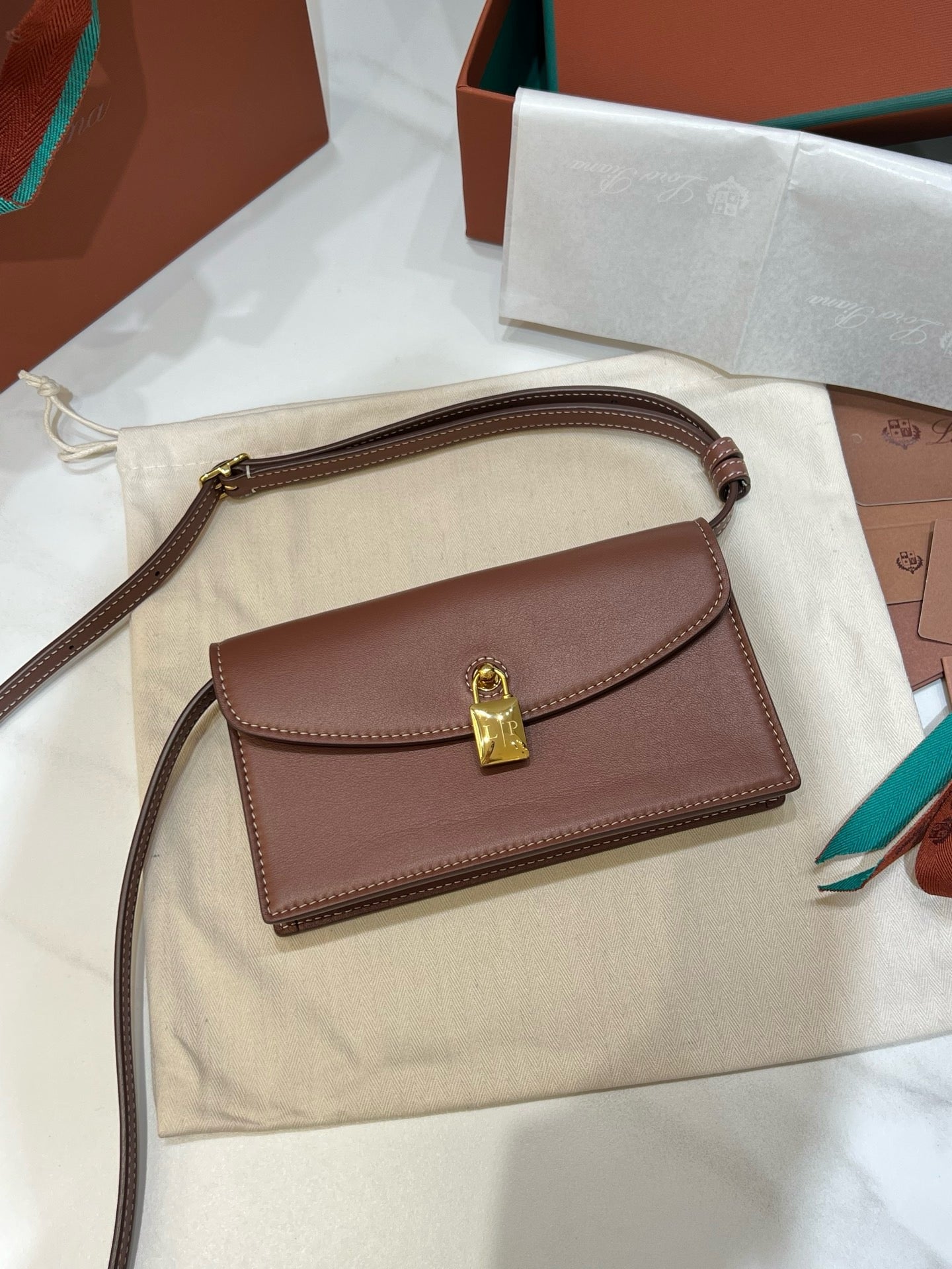 로로피아나 엑스트라 포쉐트 미니백