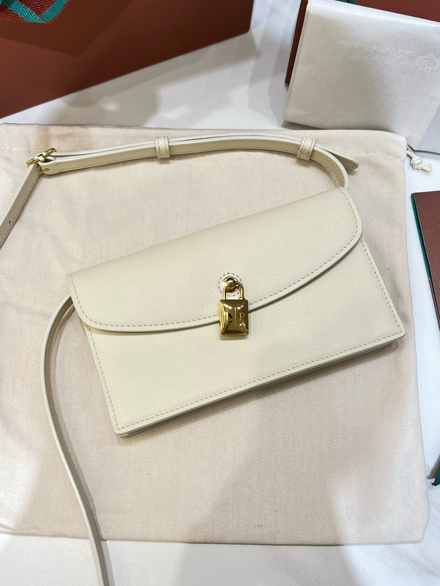 로로피아나 엑스트라 포쉐트 미니백