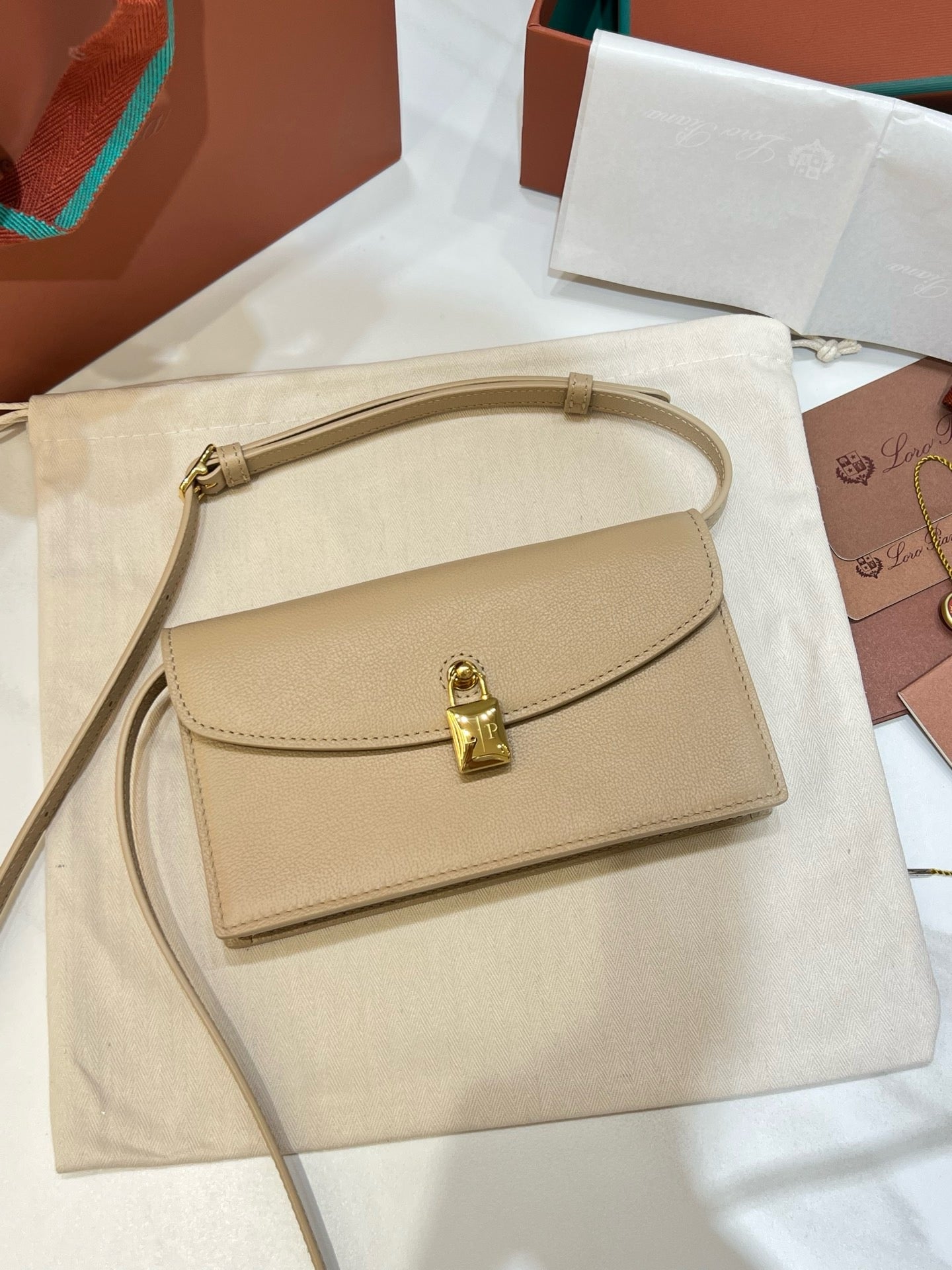 로로피아나 엑스트라 포쉐트 미니백