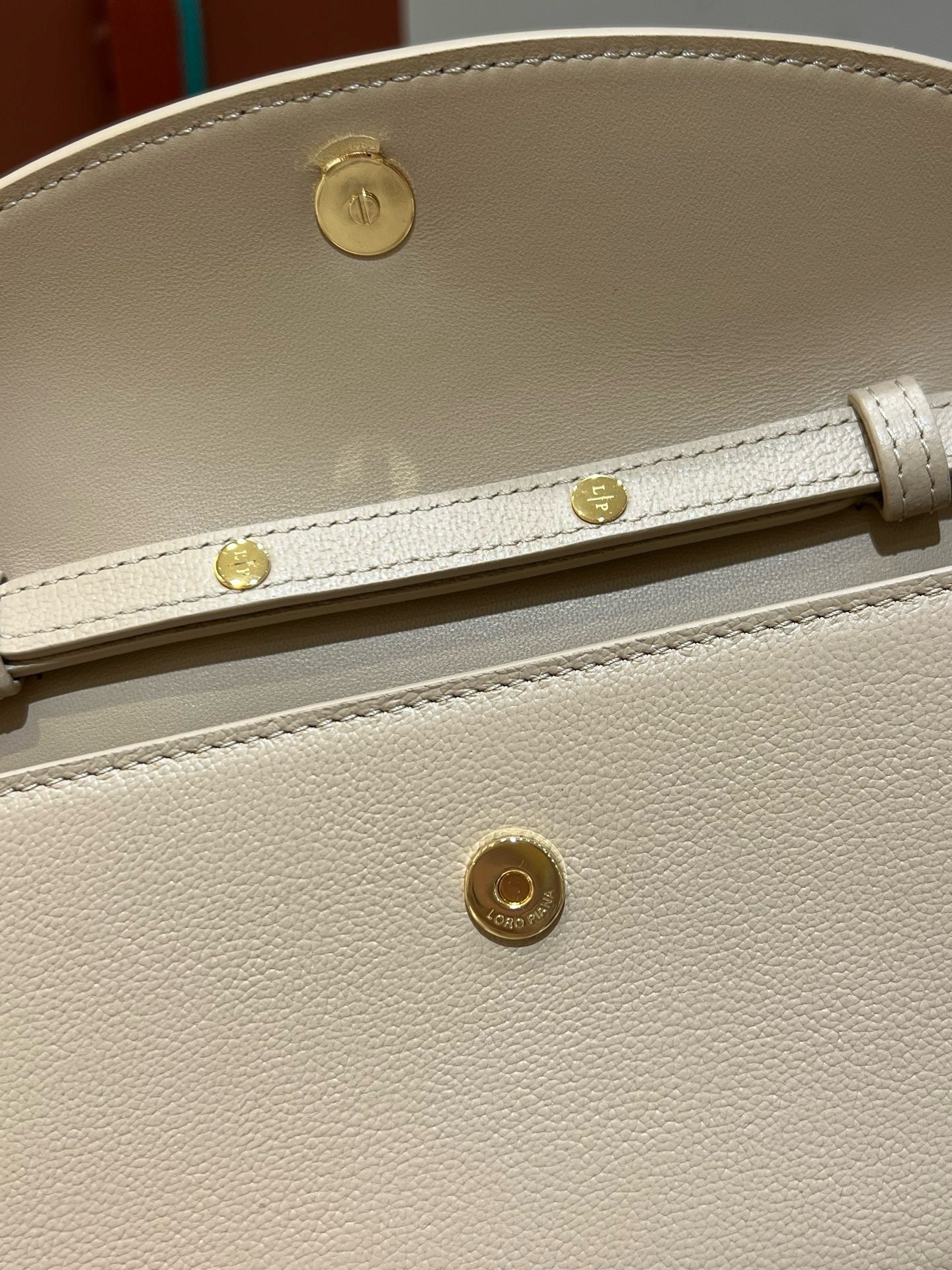 로로피아나 엑스트라 포쉐트 미니백