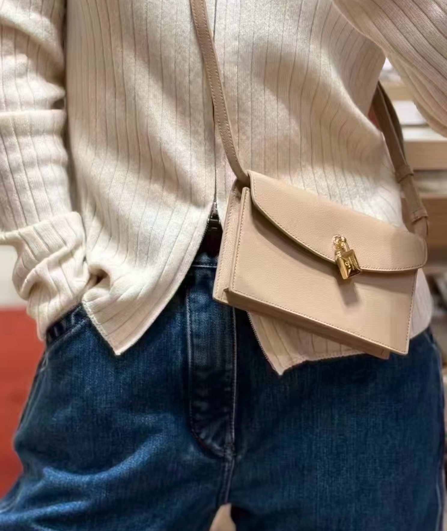 로로피아나 엑스트라 포쉐트 미니백