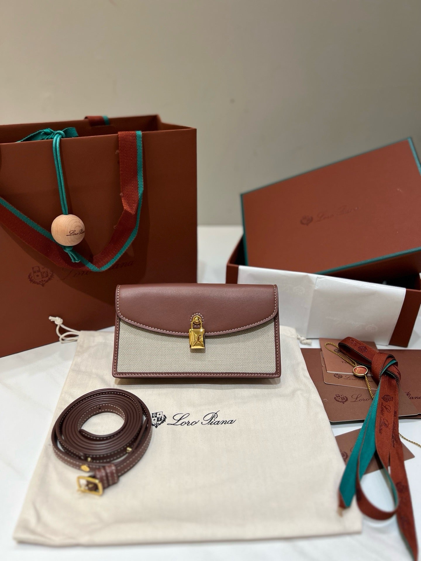 로로피아나 엑스트라 포쉐트 미니백