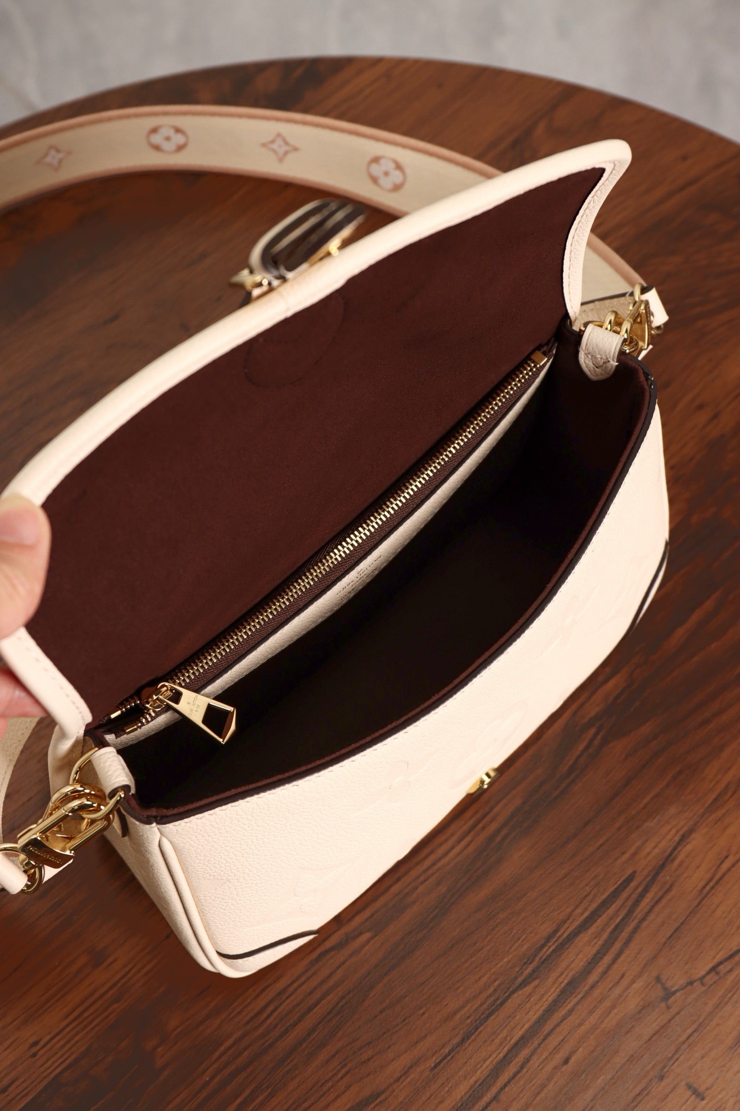 루이비통 앙프렝뜨 다이앤 크림