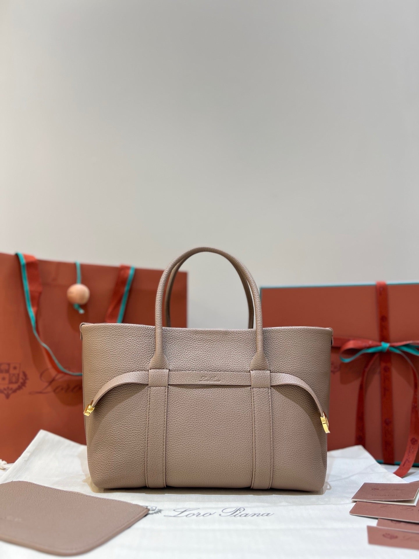 로로피아나 기에라 쇼퍼백 스몰