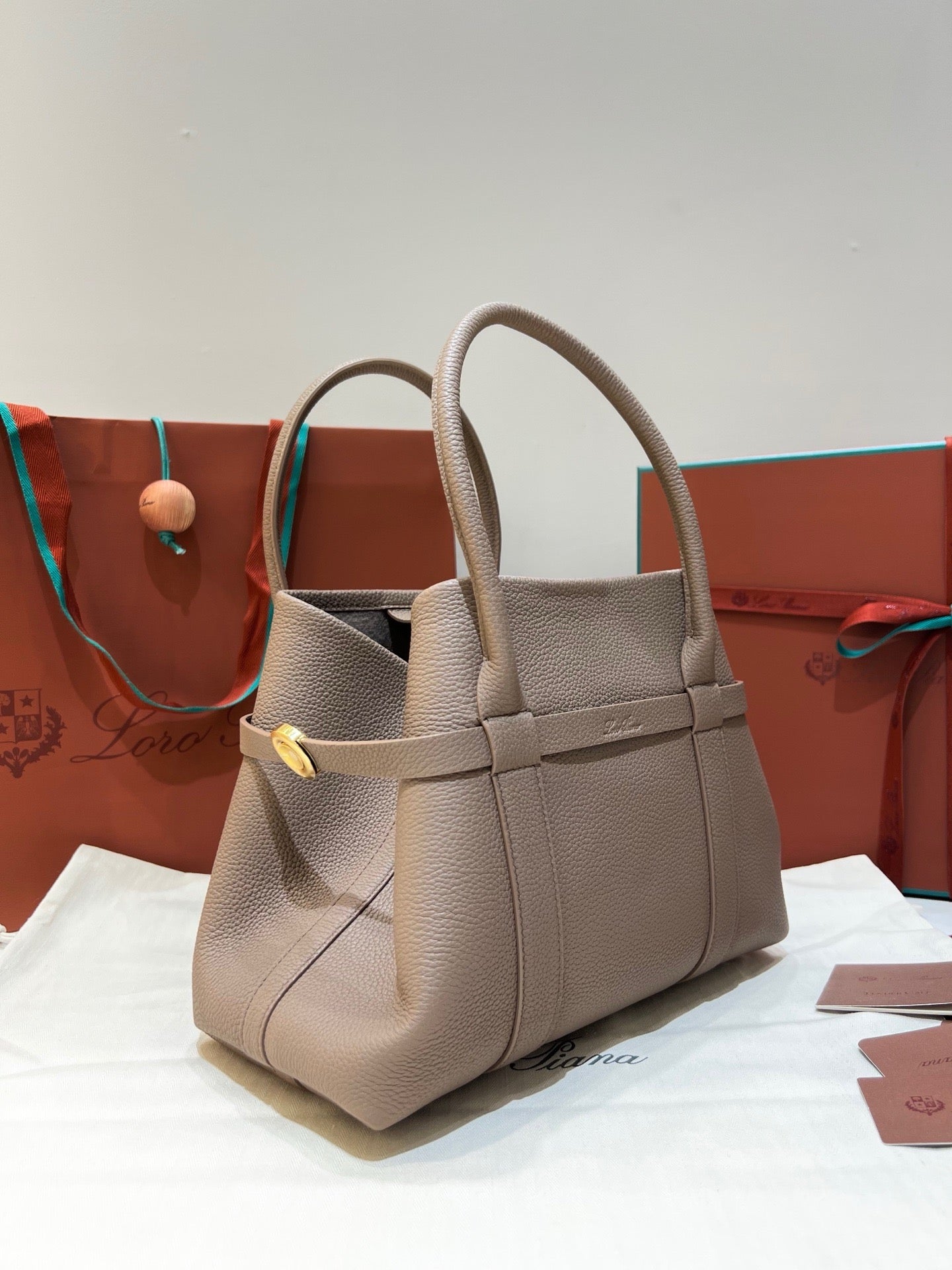 로로피아나 기에라 쇼퍼백 스몰