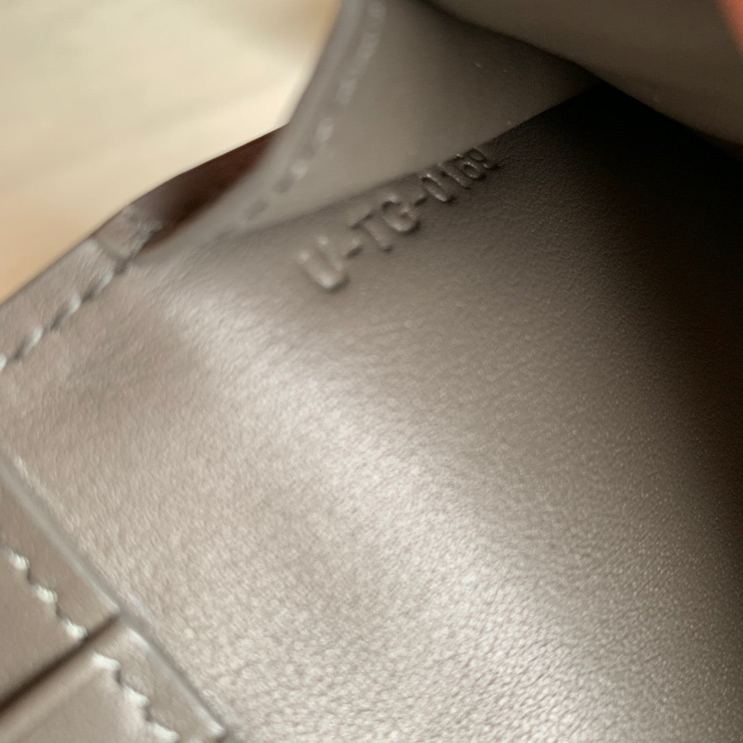 셀린느 그레인 미디움 스트랩 중지갑