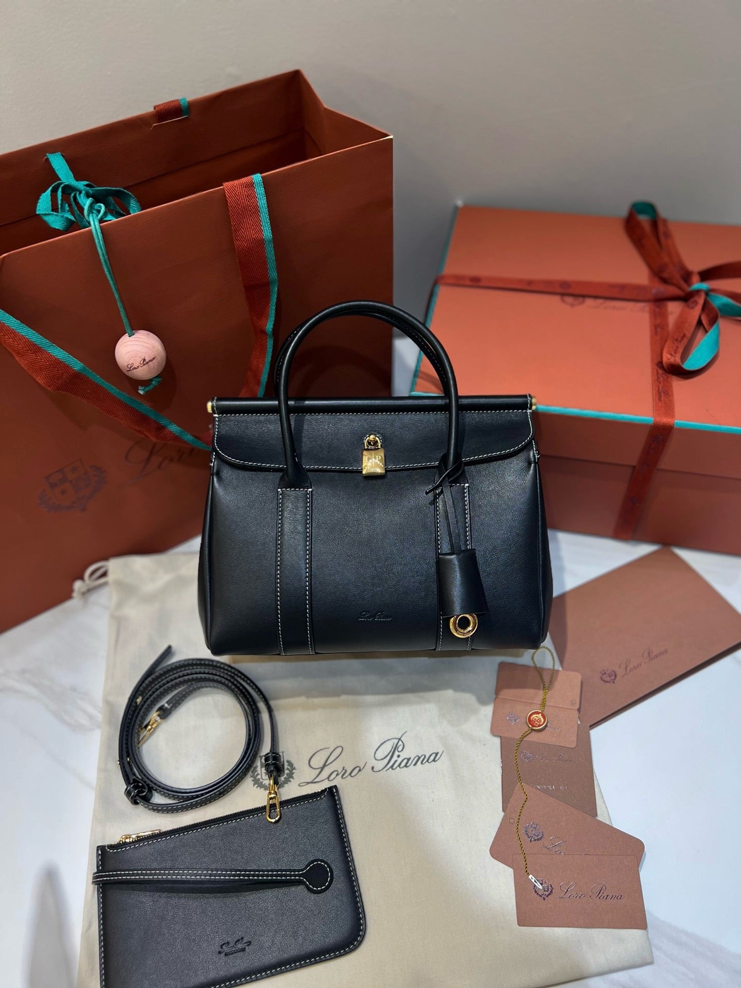 로로피아나 룸백 L25 (블랙)