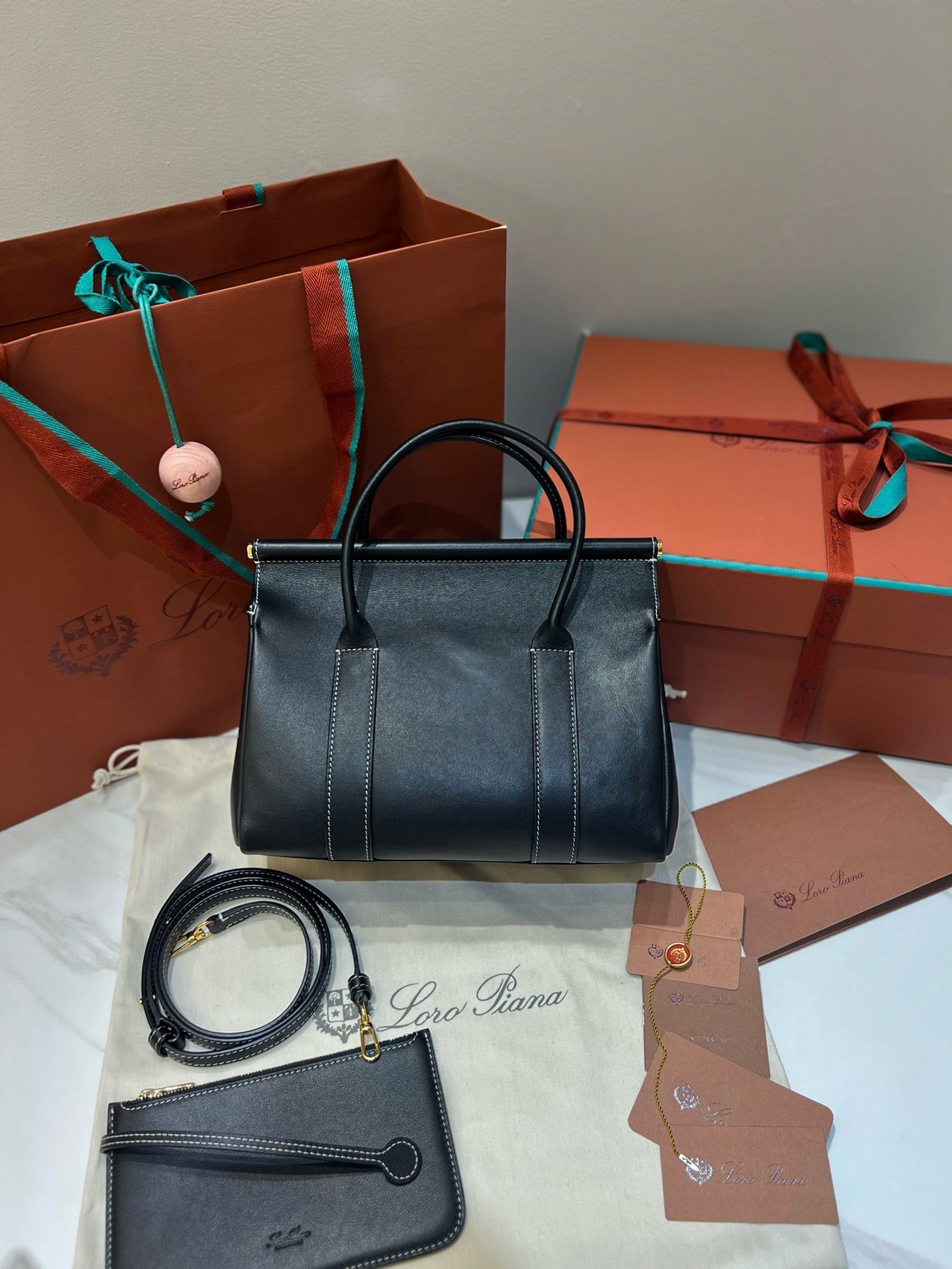 로로피아나 룸백 L25 (블랙)