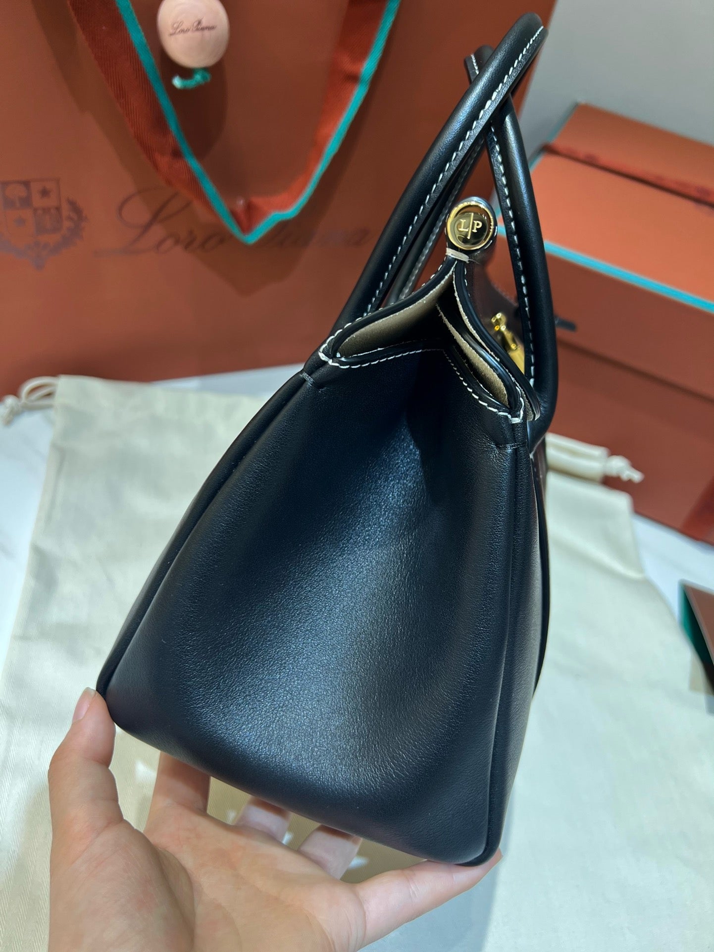 로로피아나 룸백 L25 (블랙)