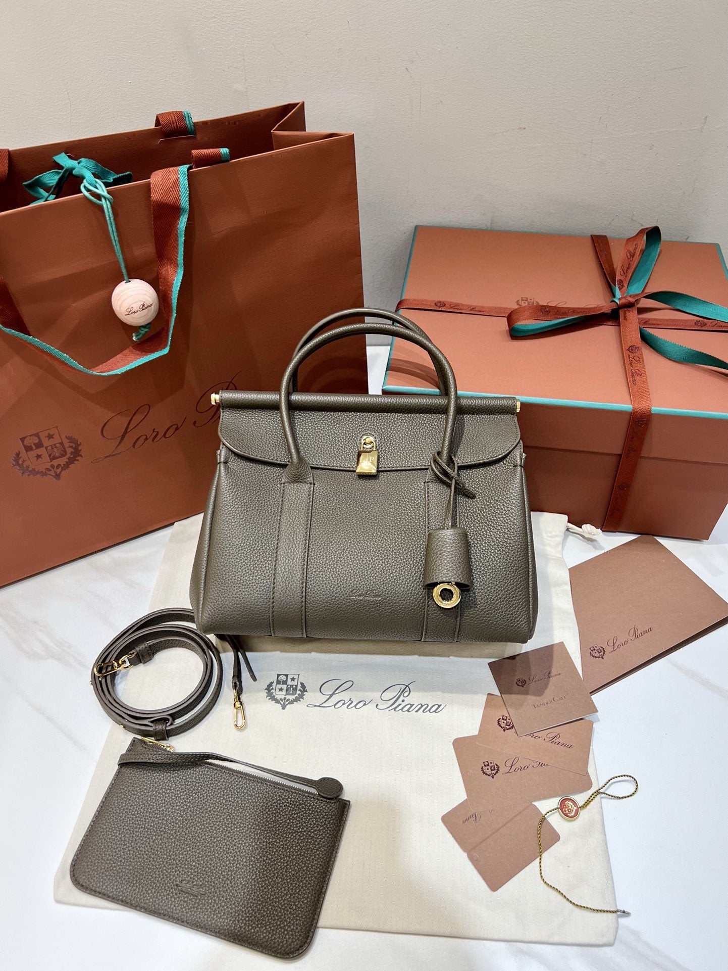 로로피아나 룸백 L25 (레인 드롭스)