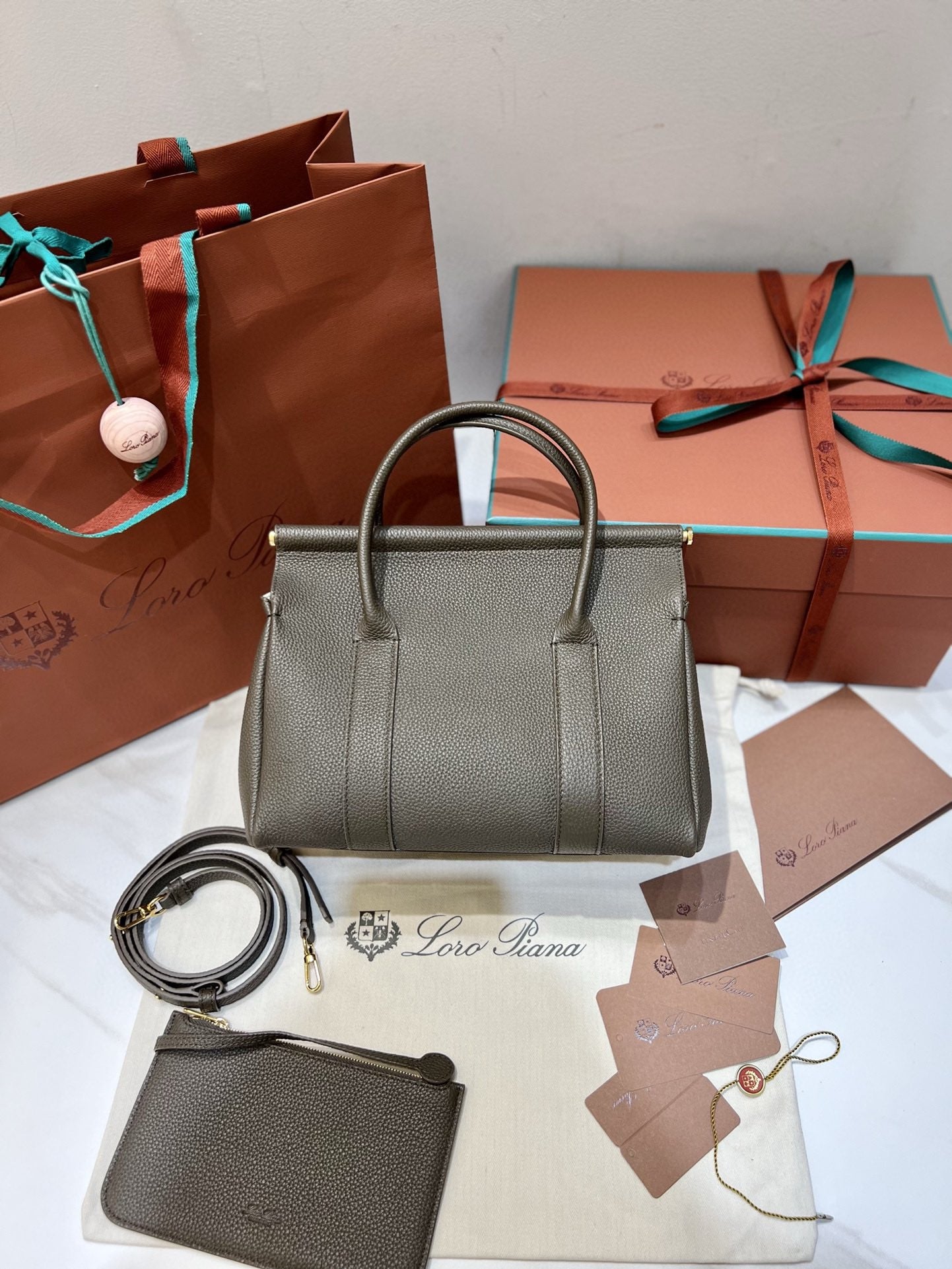 로로피아나 룸백 L25 (레인 드롭스)