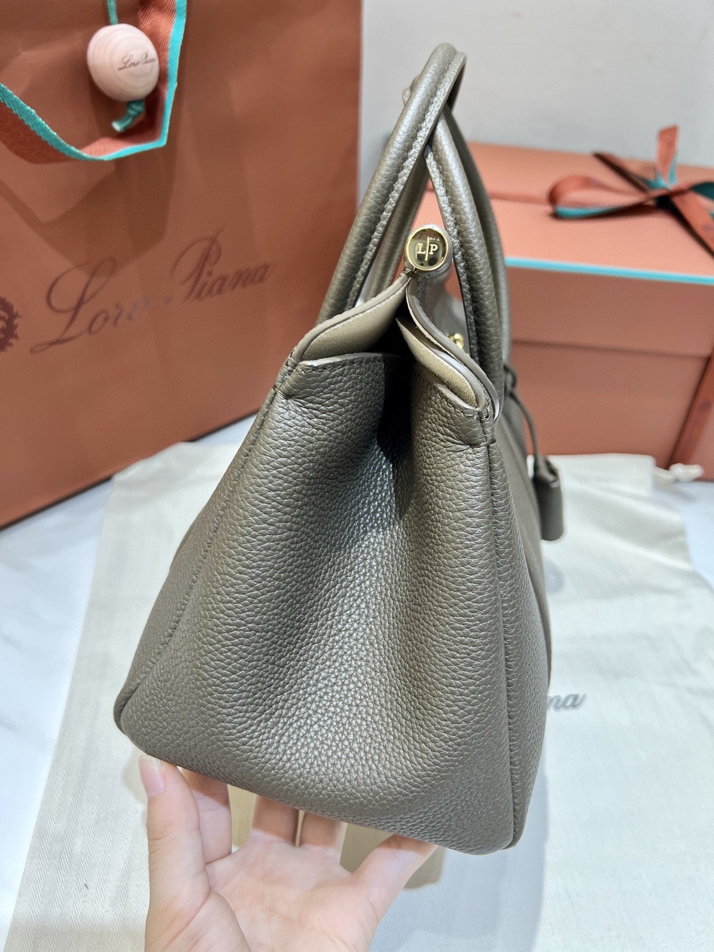 로로피아나 룸백 L25 (레인 드롭스)