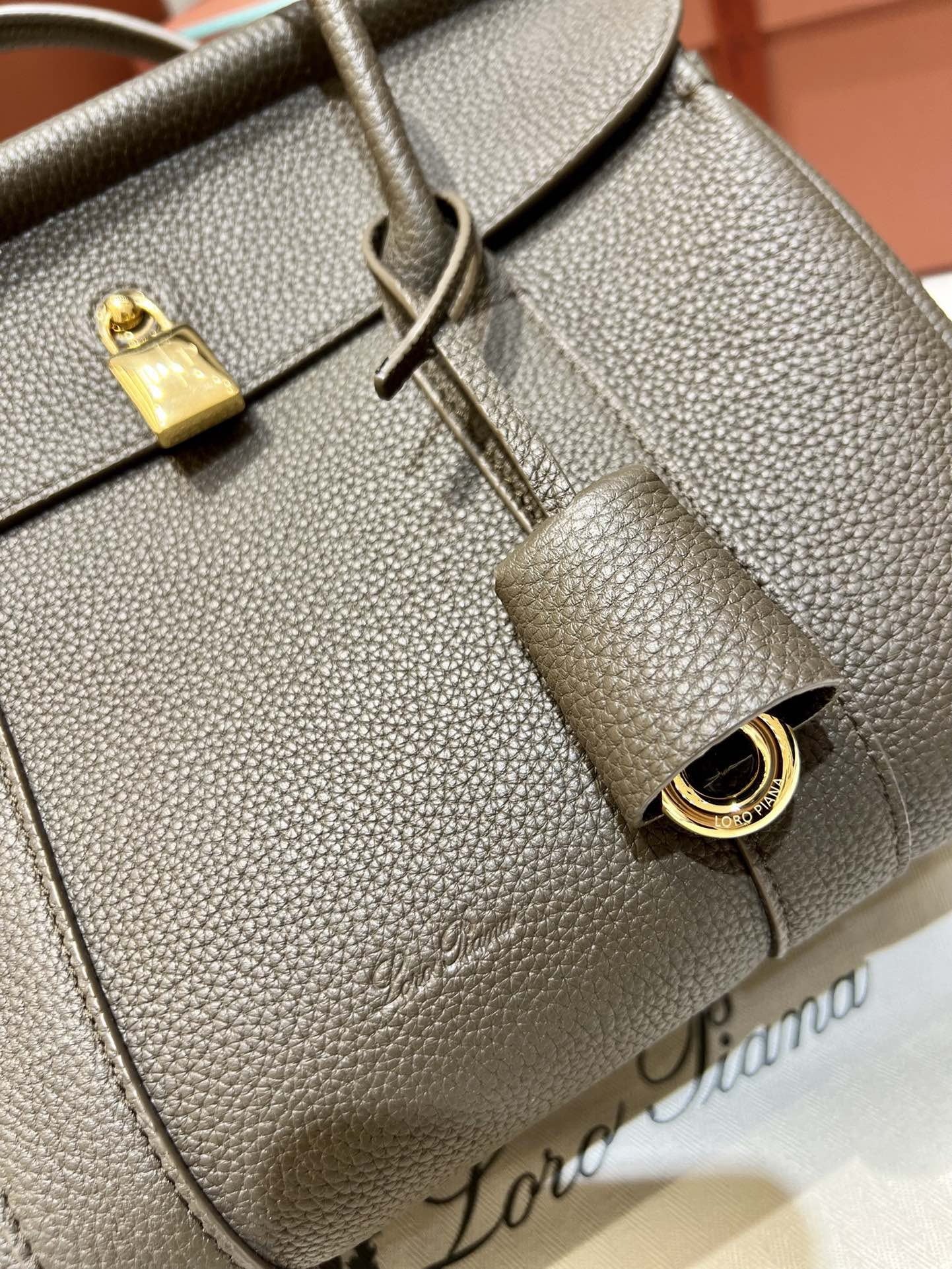 로로피아나 룸백 L25 (레인 드롭스)