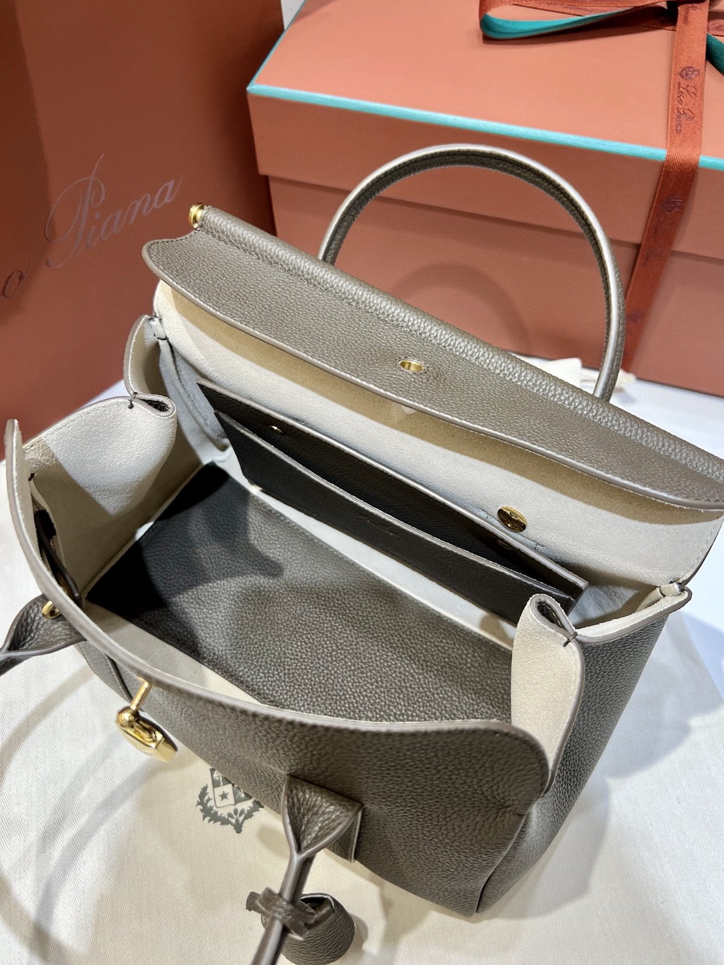 로로피아나 룸백 L25 (레인 드롭스)