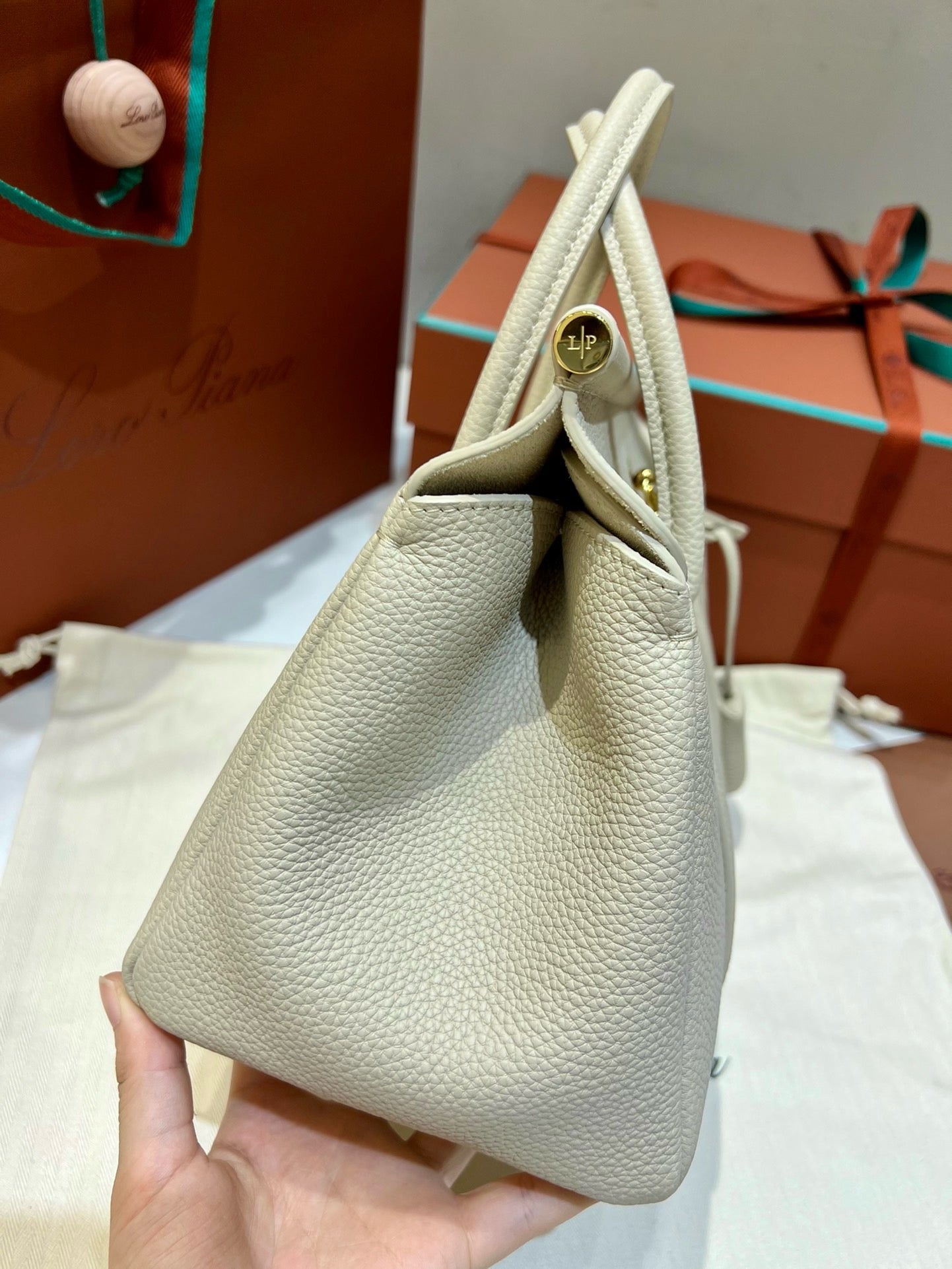 로로피아나 룸백 L25 (라이트 트래버틴)