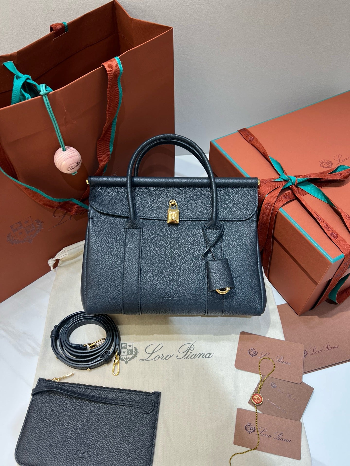 로로피아나 룸백 L25 (블루 네이비)