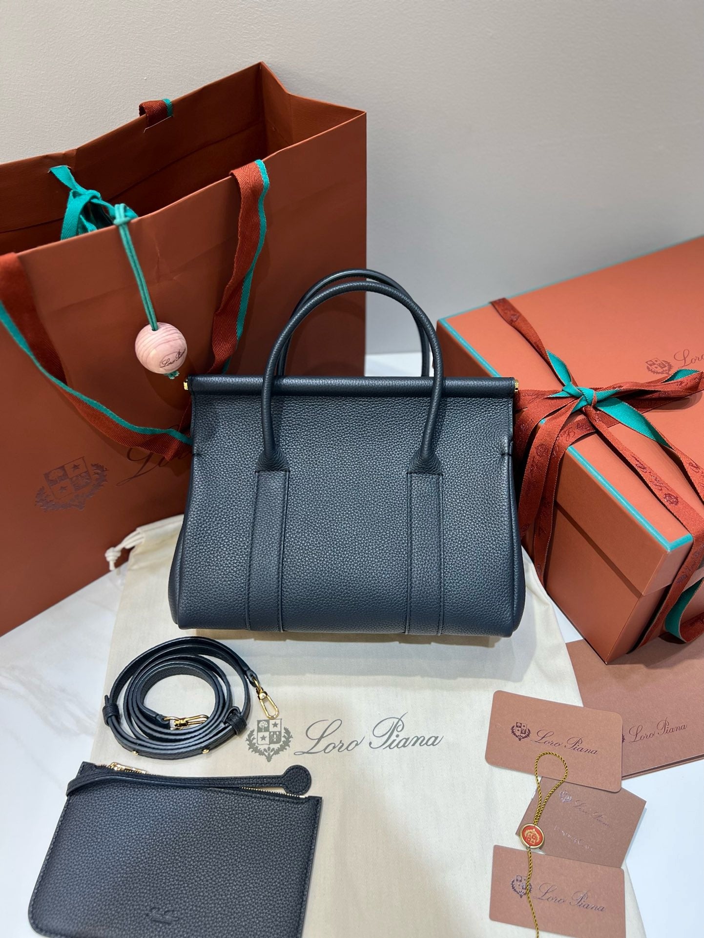 로로피아나 룸백 L25 (블루 네이비)