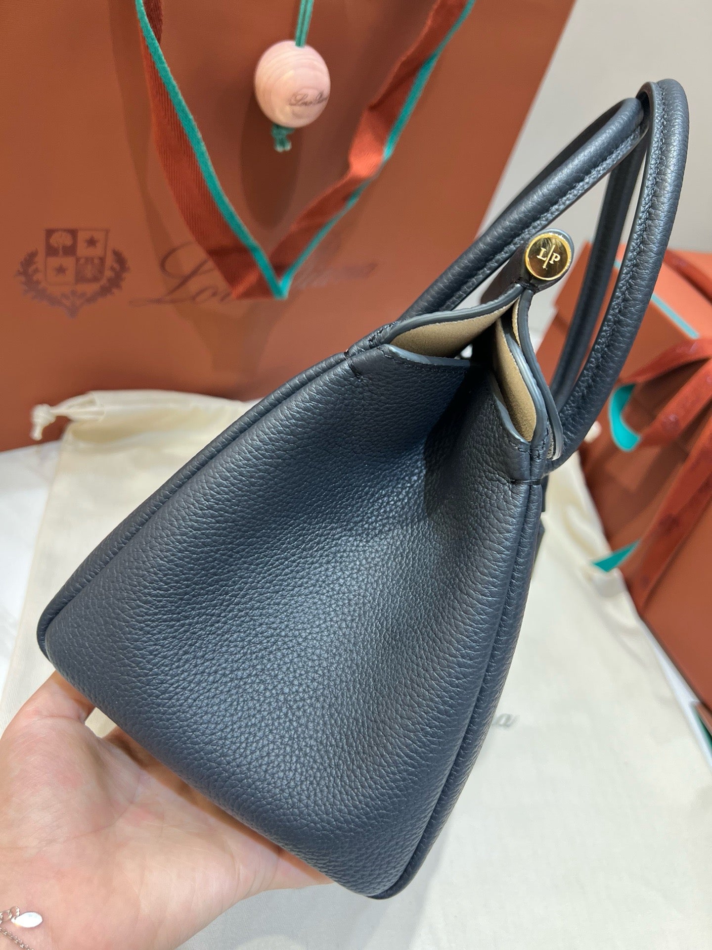 로로피아나 룸백 L25 (블루 네이비)