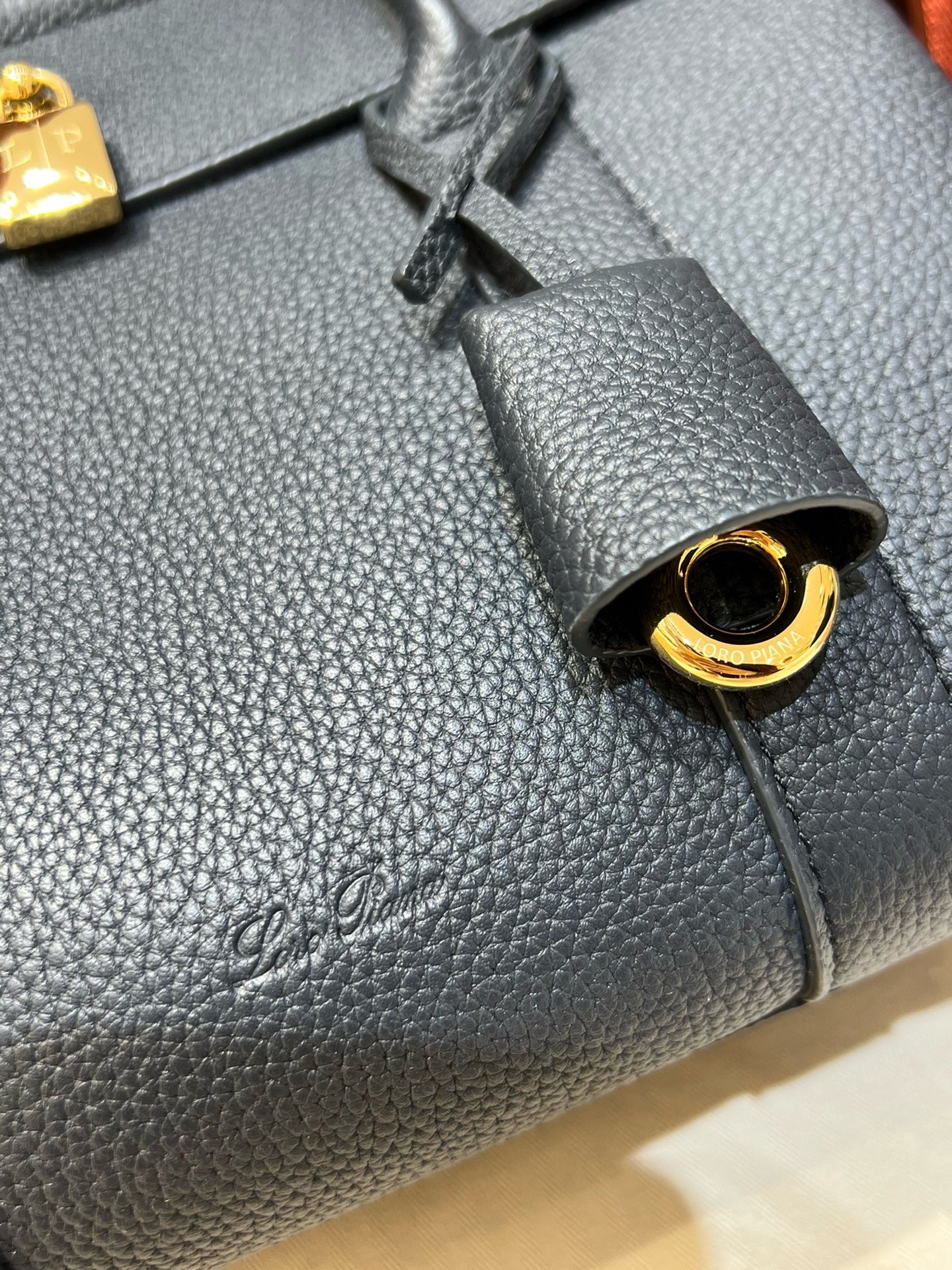 로로피아나 룸백 L25 (블루 네이비)