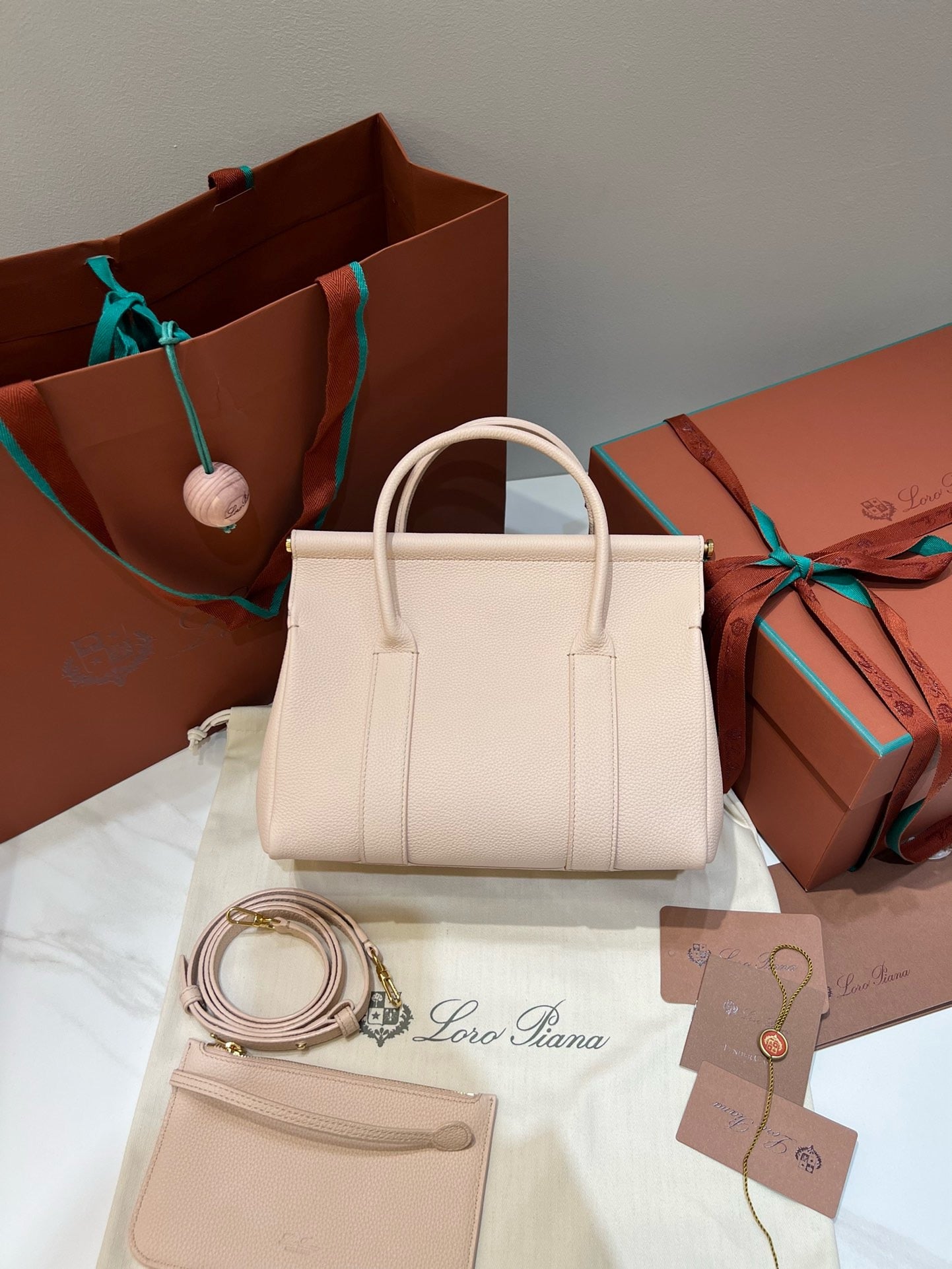 로로피아나 룸백 L25 (크림드 허니)