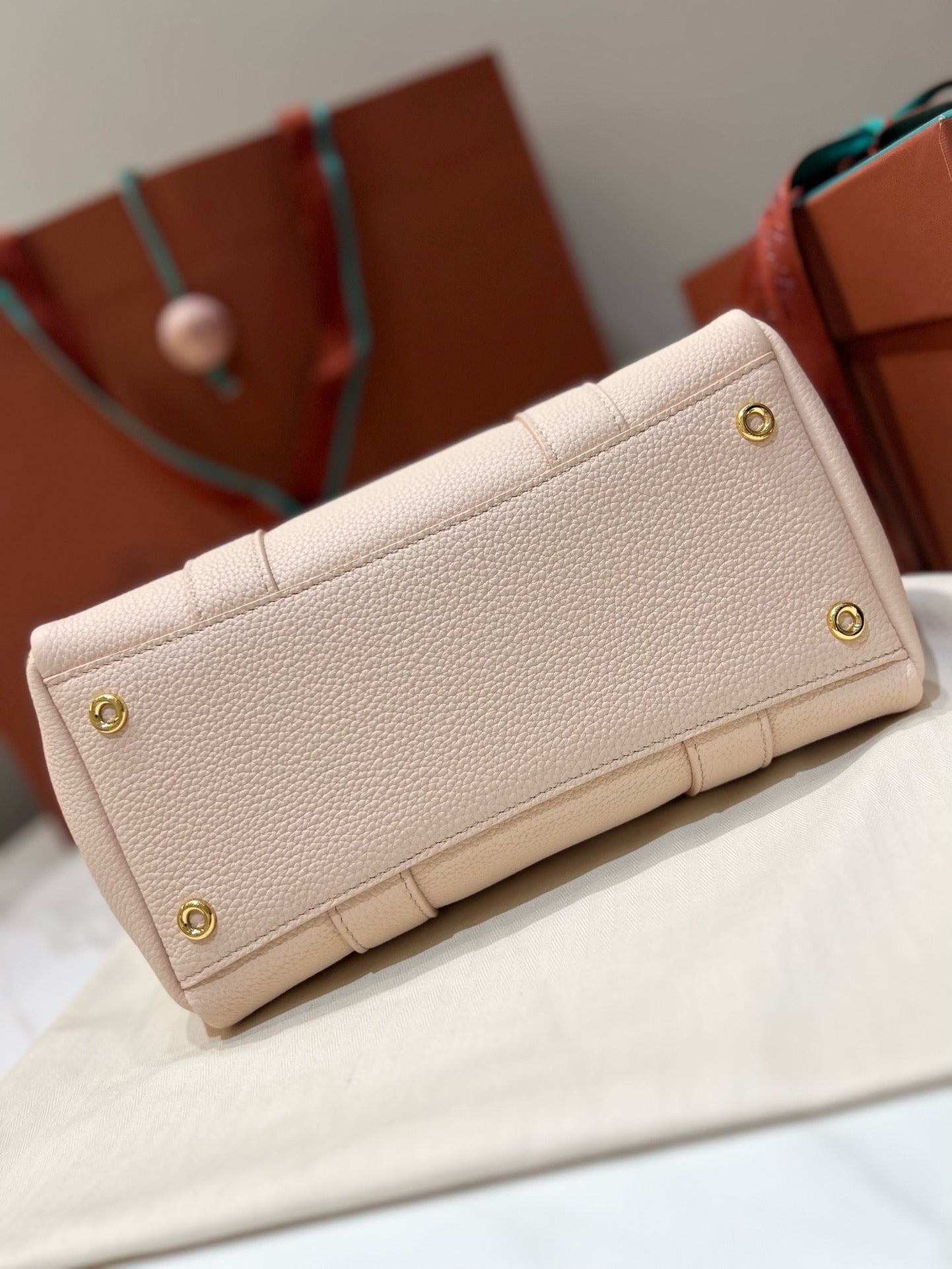 로로피아나 룸백 L25 (크림드 허니)