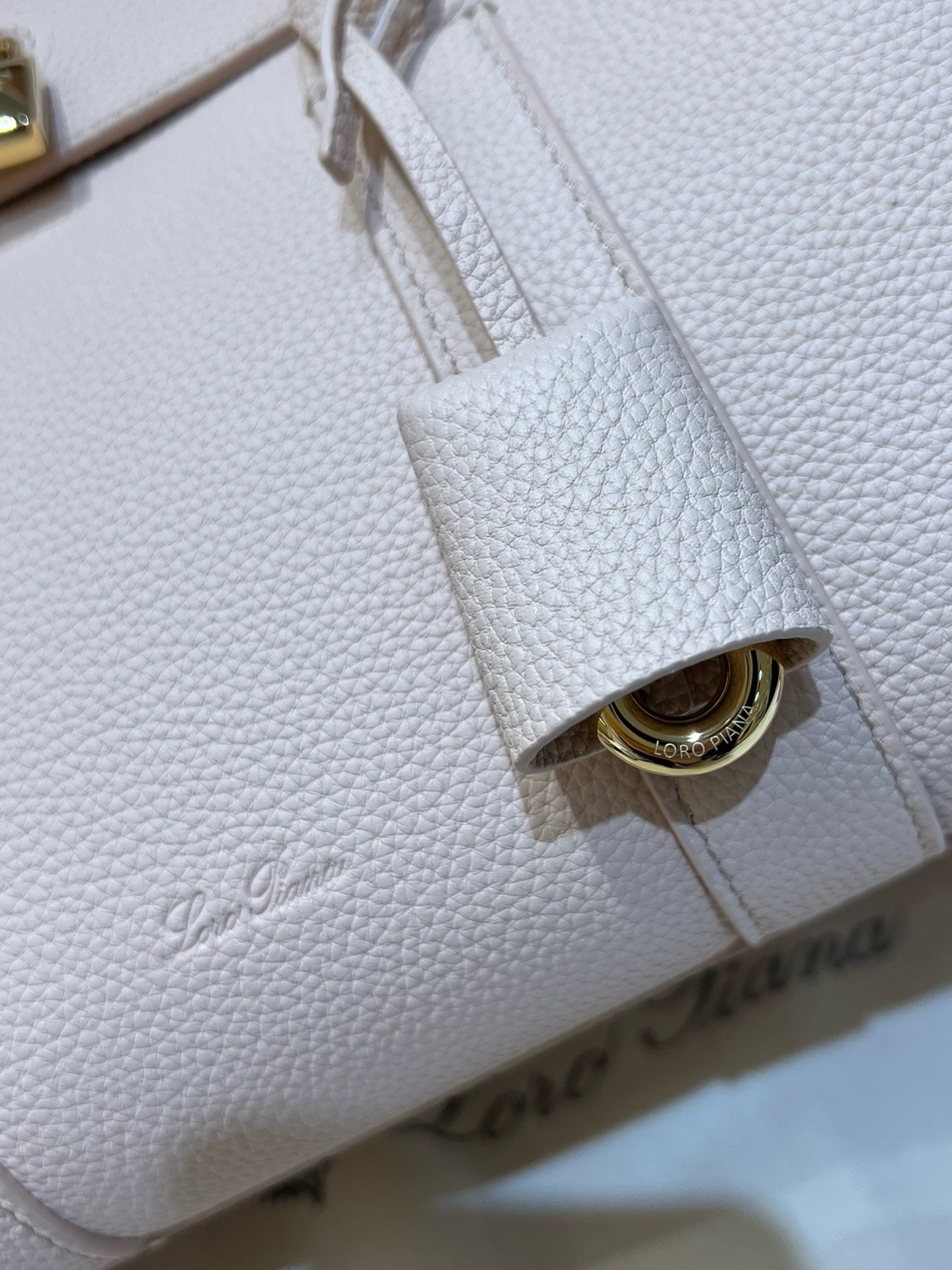 로로피아나 룸백 L25 (크림드 허니)