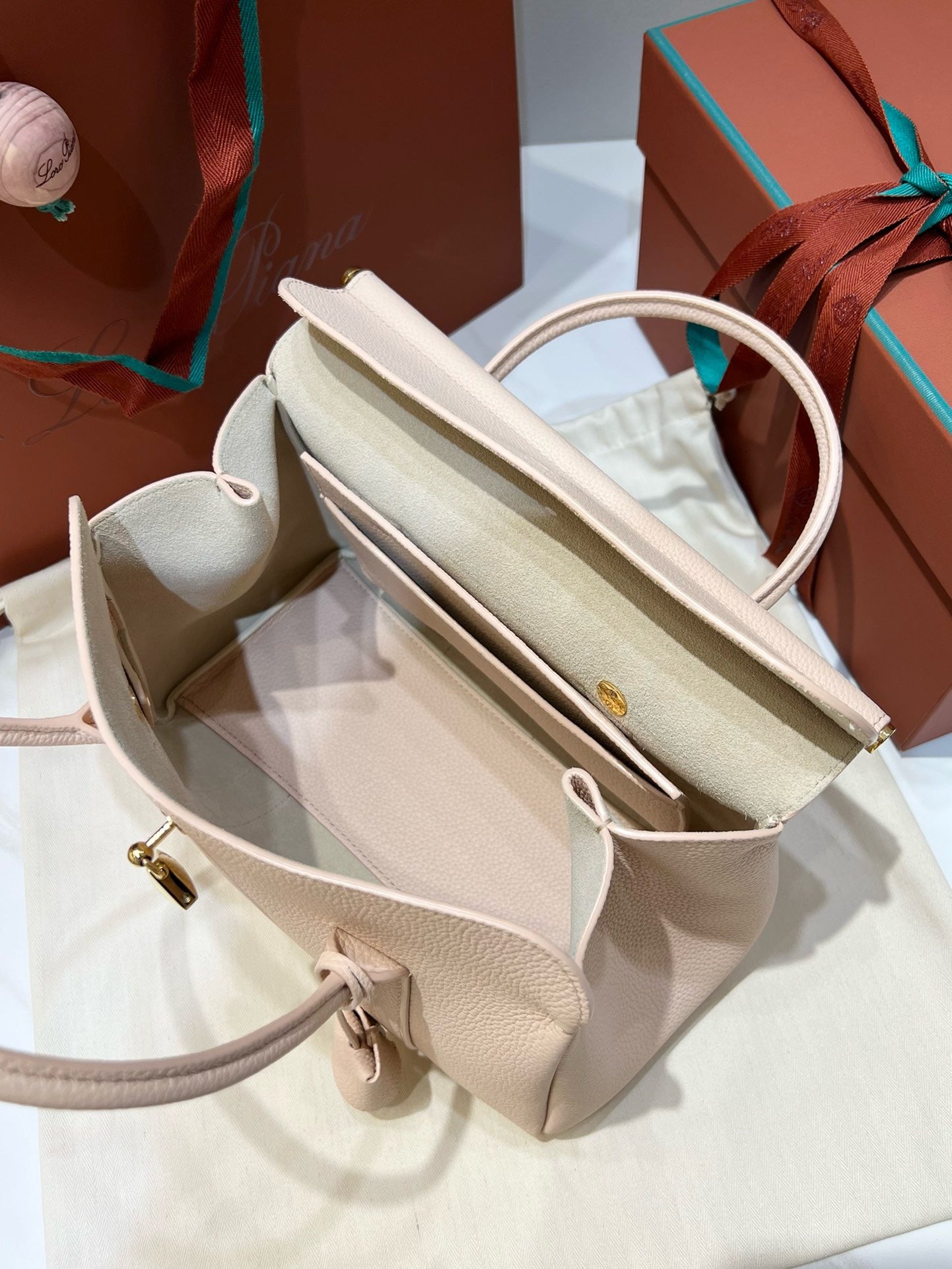 로로피아나 룸백 L25 (크림드 허니)