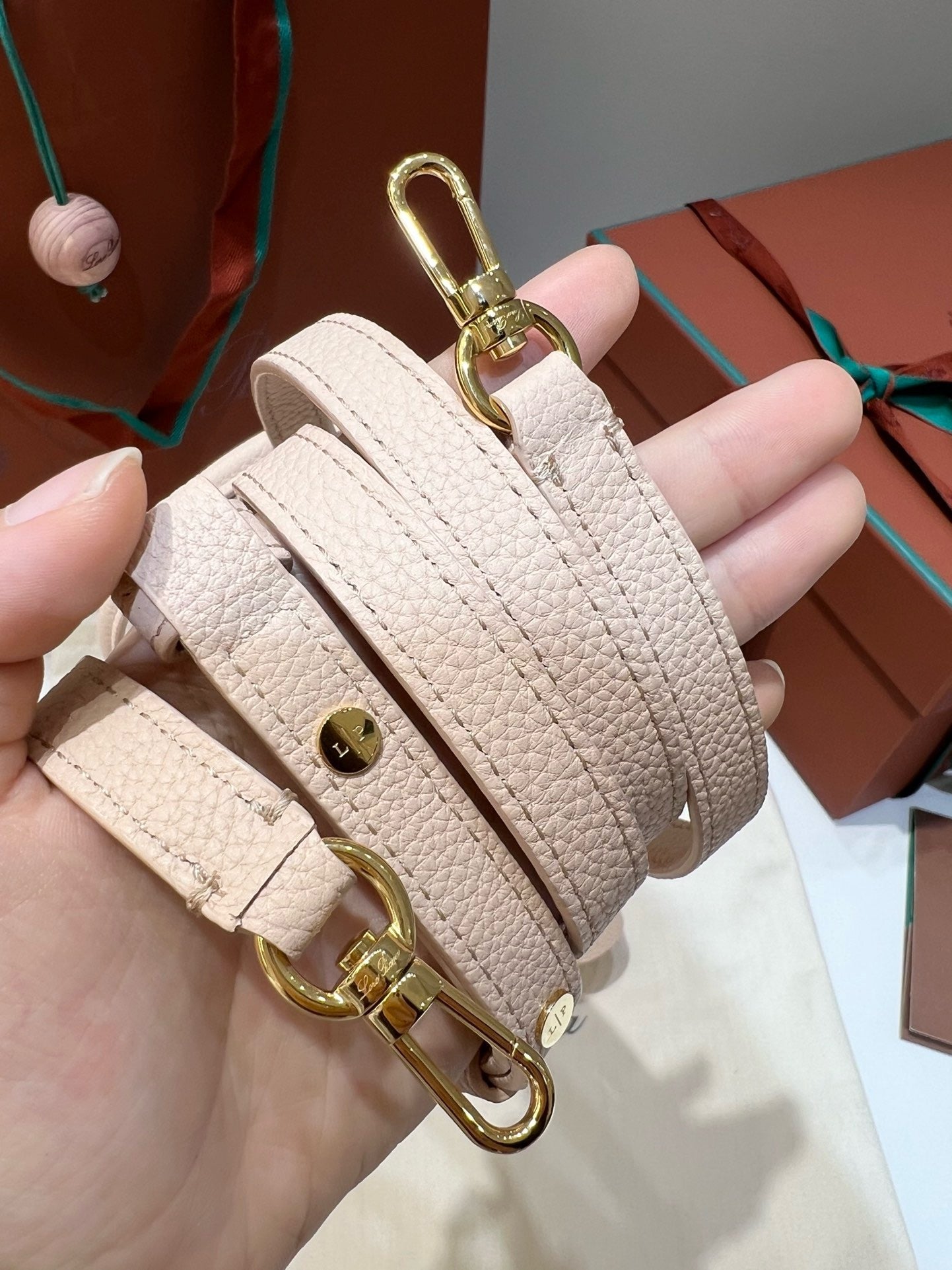 로로피아나 룸백 L25 (크림드 허니)