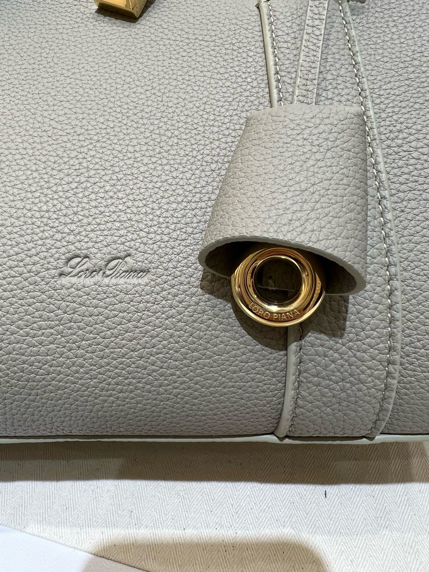 로로피아나 룸백 L25 (드라이드 타라곤)