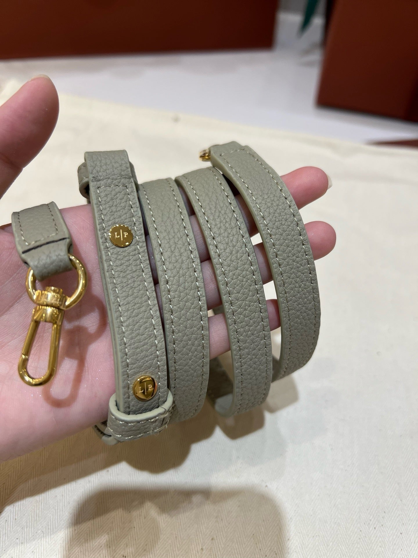 로로피아나 룸백 L25 (드라이드 타라곤)