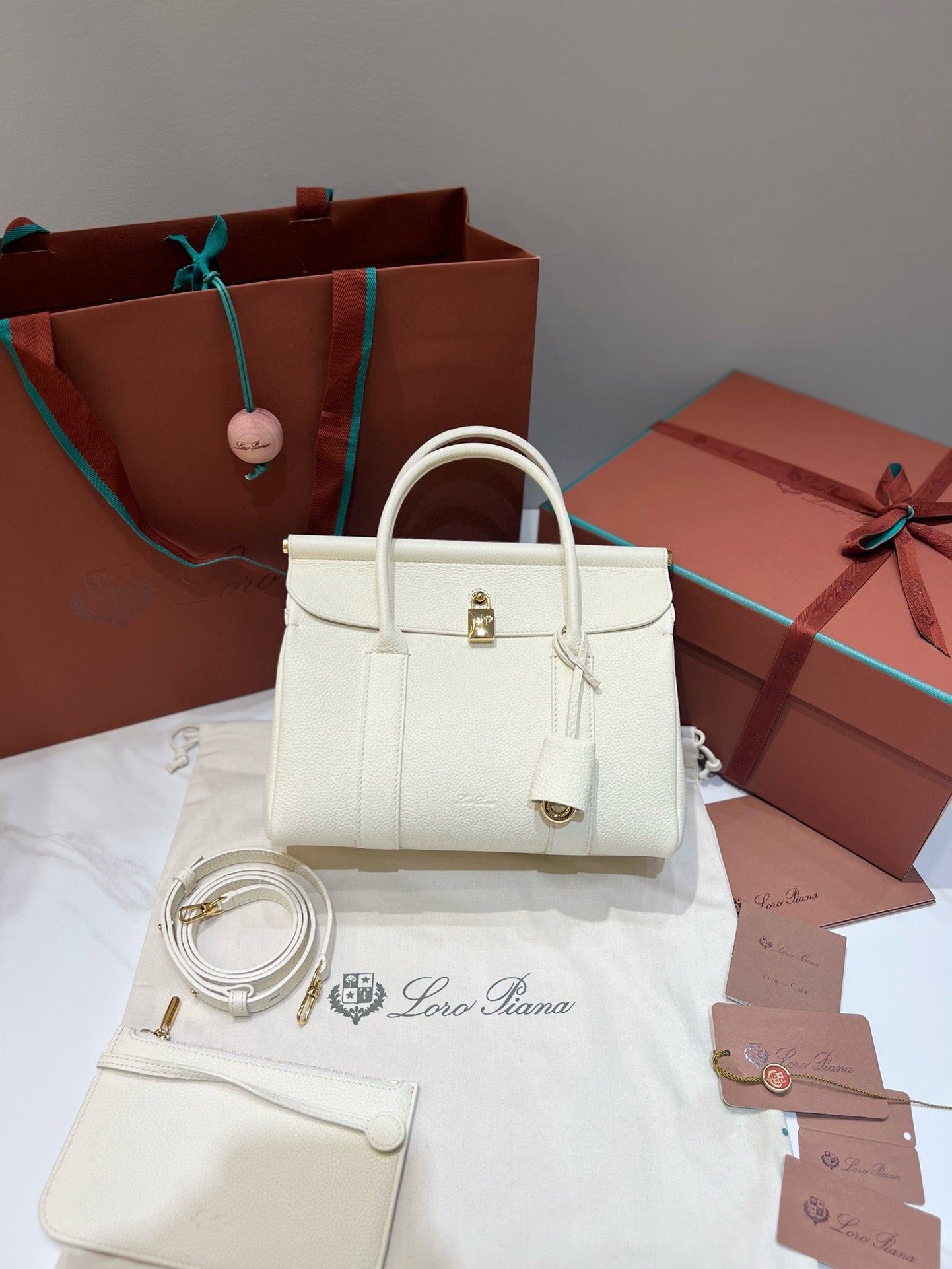 로로피아나 룸백 L25 (위스퍼 화이트)